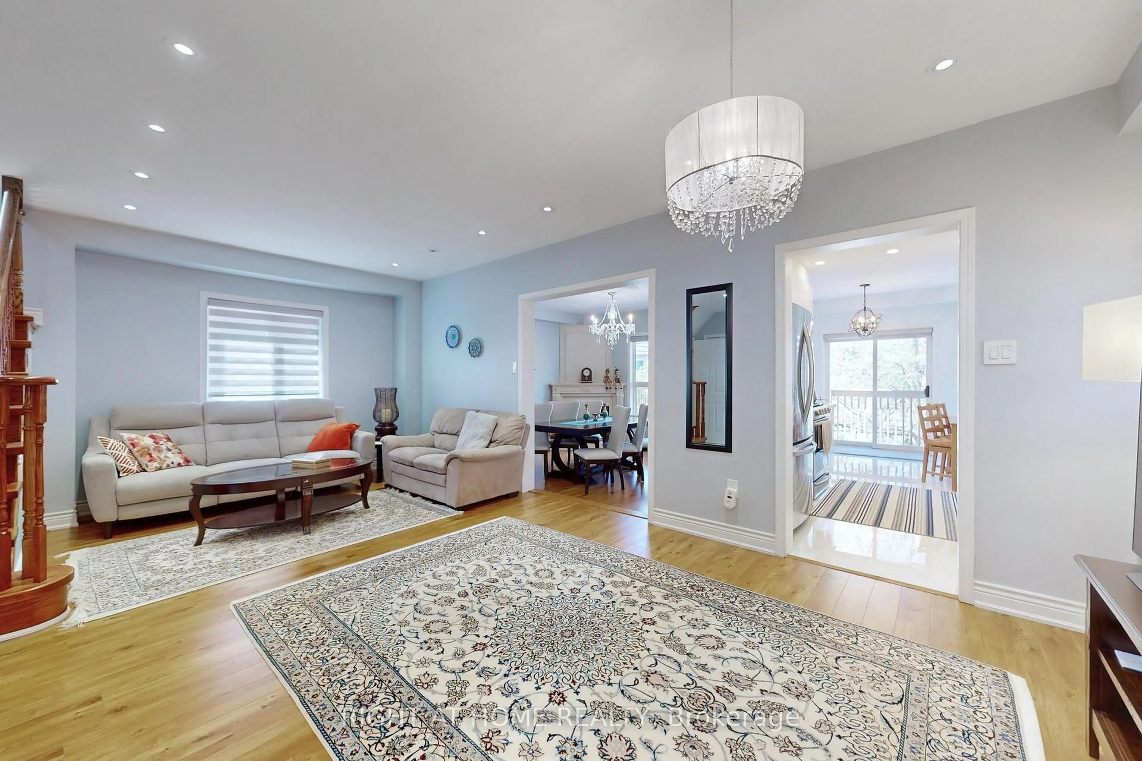 Living room with furniture, unknown for 805 Stonehaven Ave, Newmarket Ontario L3X 2K3