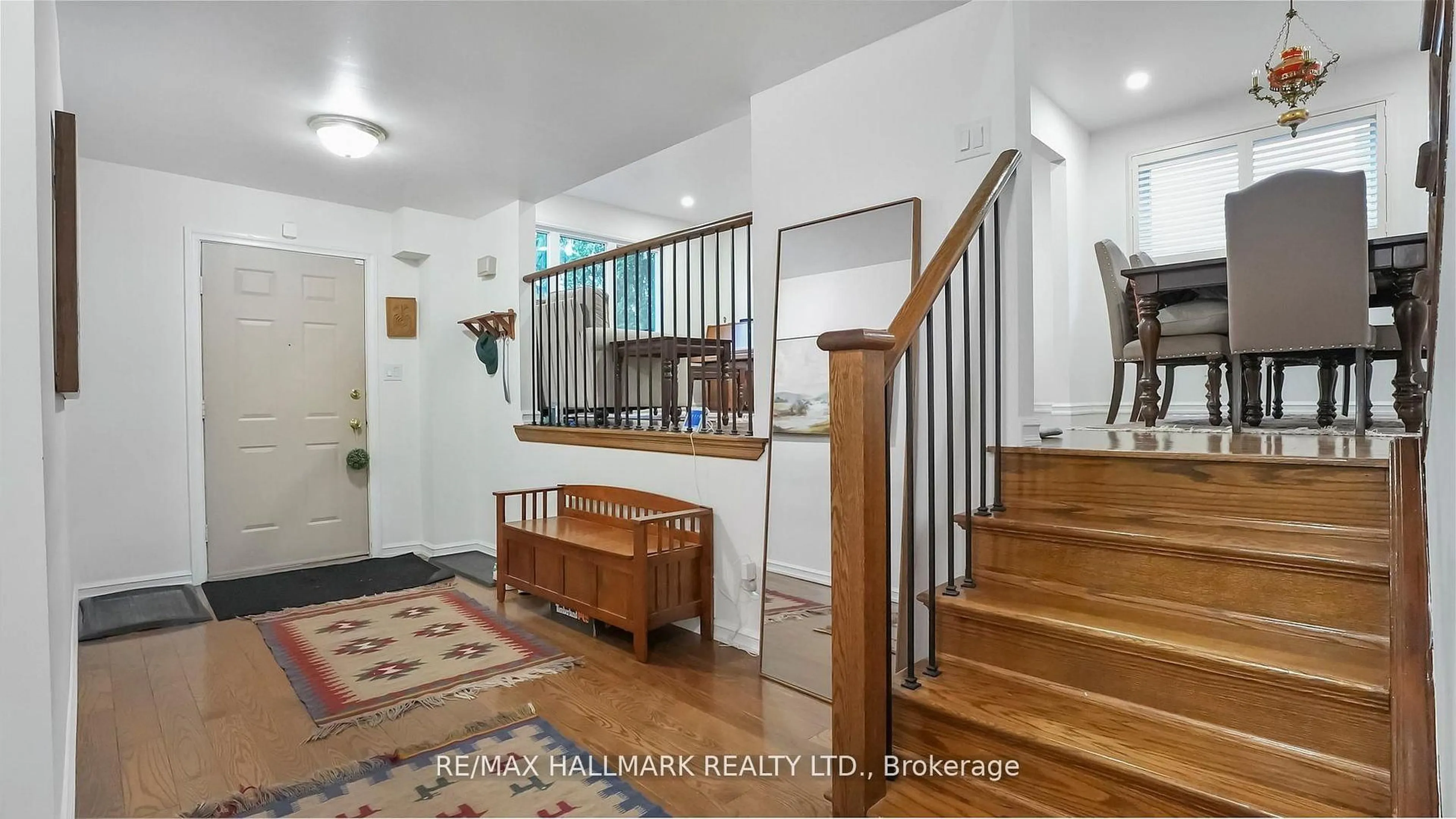 Indoor entryway for 22 Avondale Cres, Aurora Ontario L4G 3P6