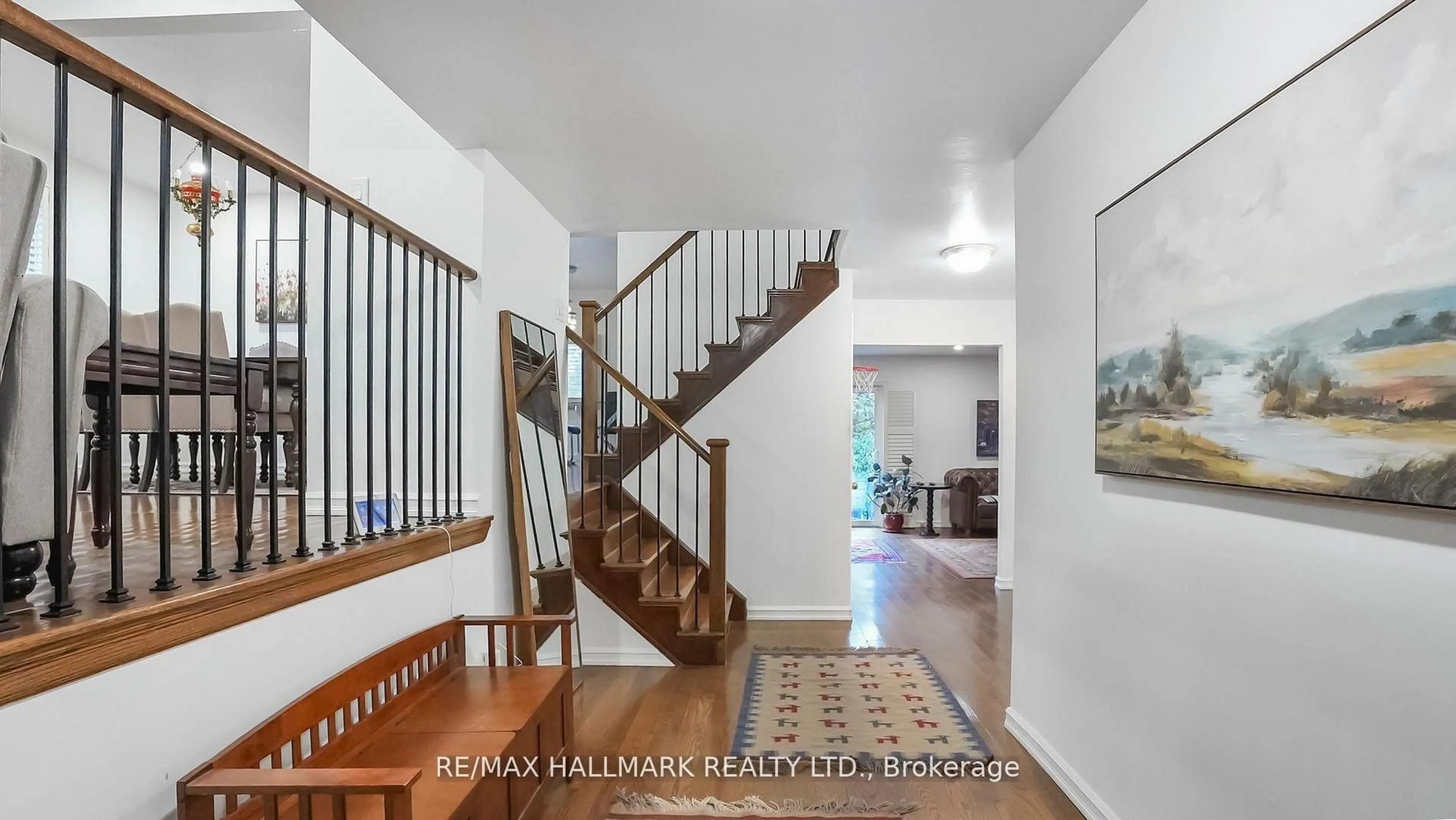 Indoor entryway for 22 Avondale Cres, Aurora Ontario L4G 3P6