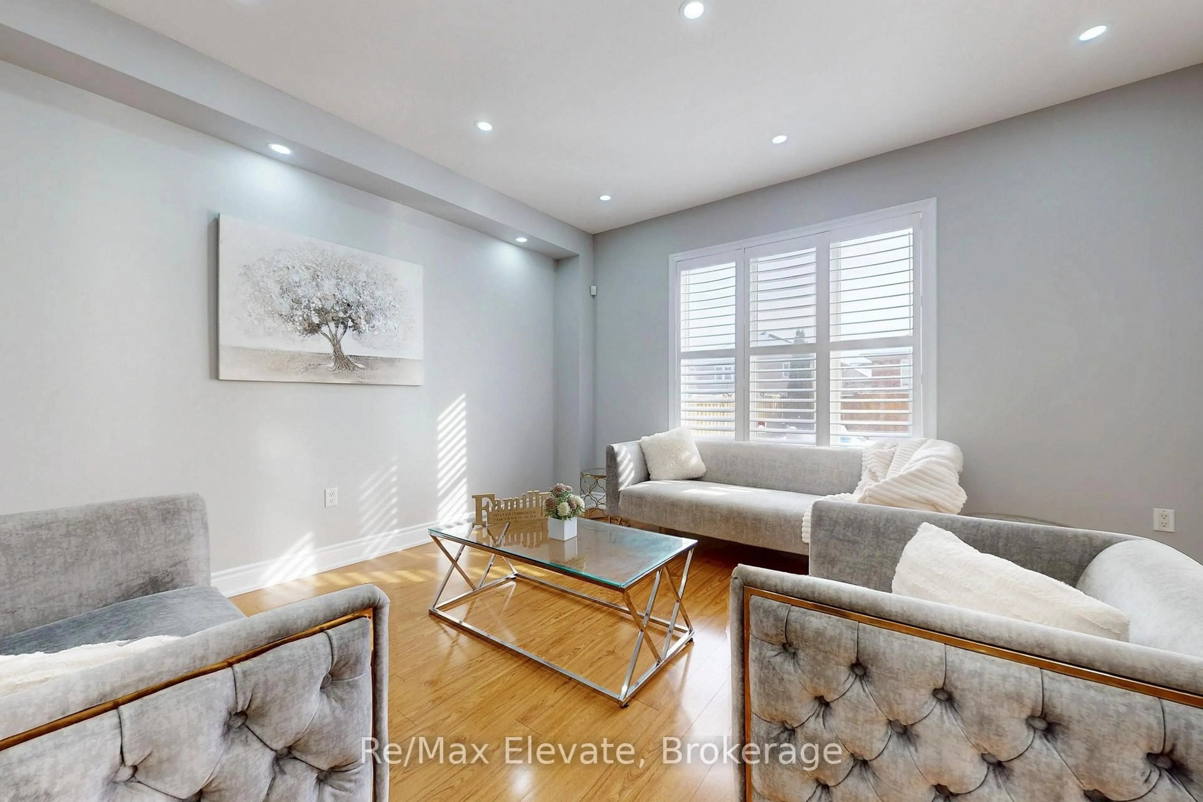 Living room with furniture, unknown for 150 Richardson Cres, Bradford West Gwillimbury Ontario L3Z 0N4