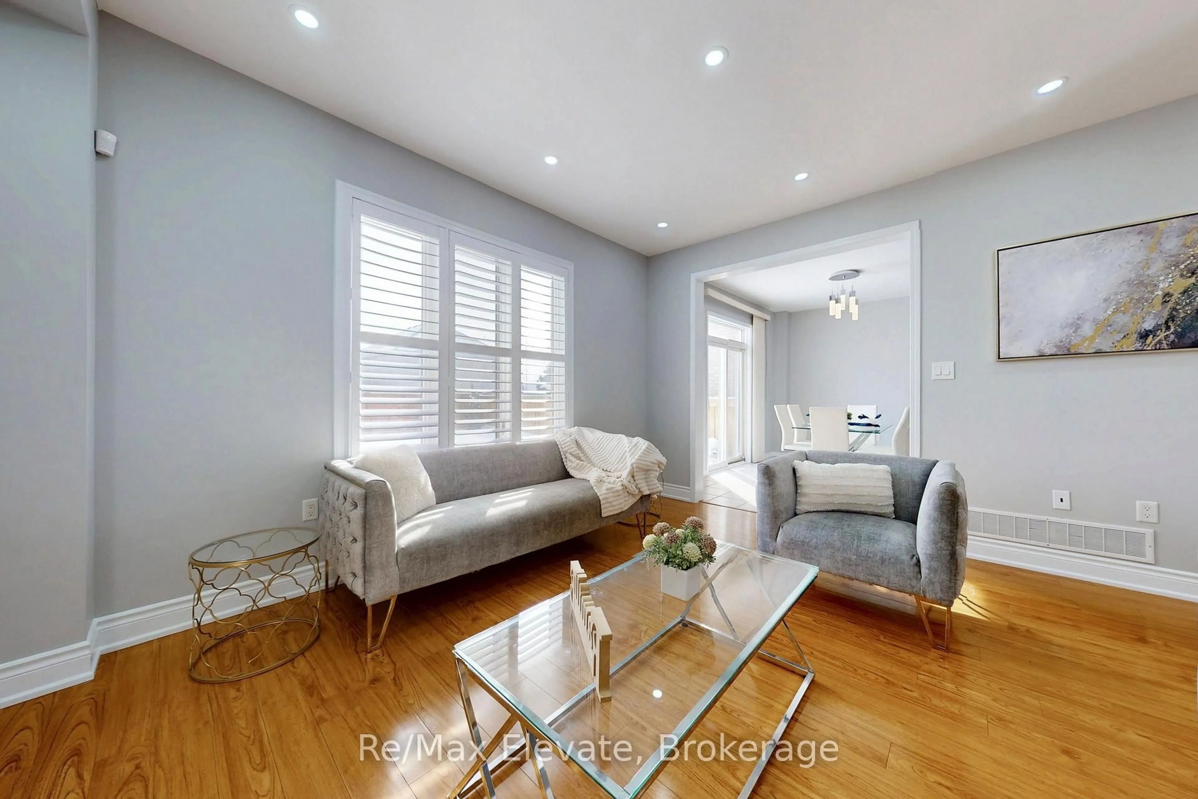 Living room with furniture, wood/laminate floor for 150 Richardson Cres, Bradford West Gwillimbury Ontario L3Z 0N4