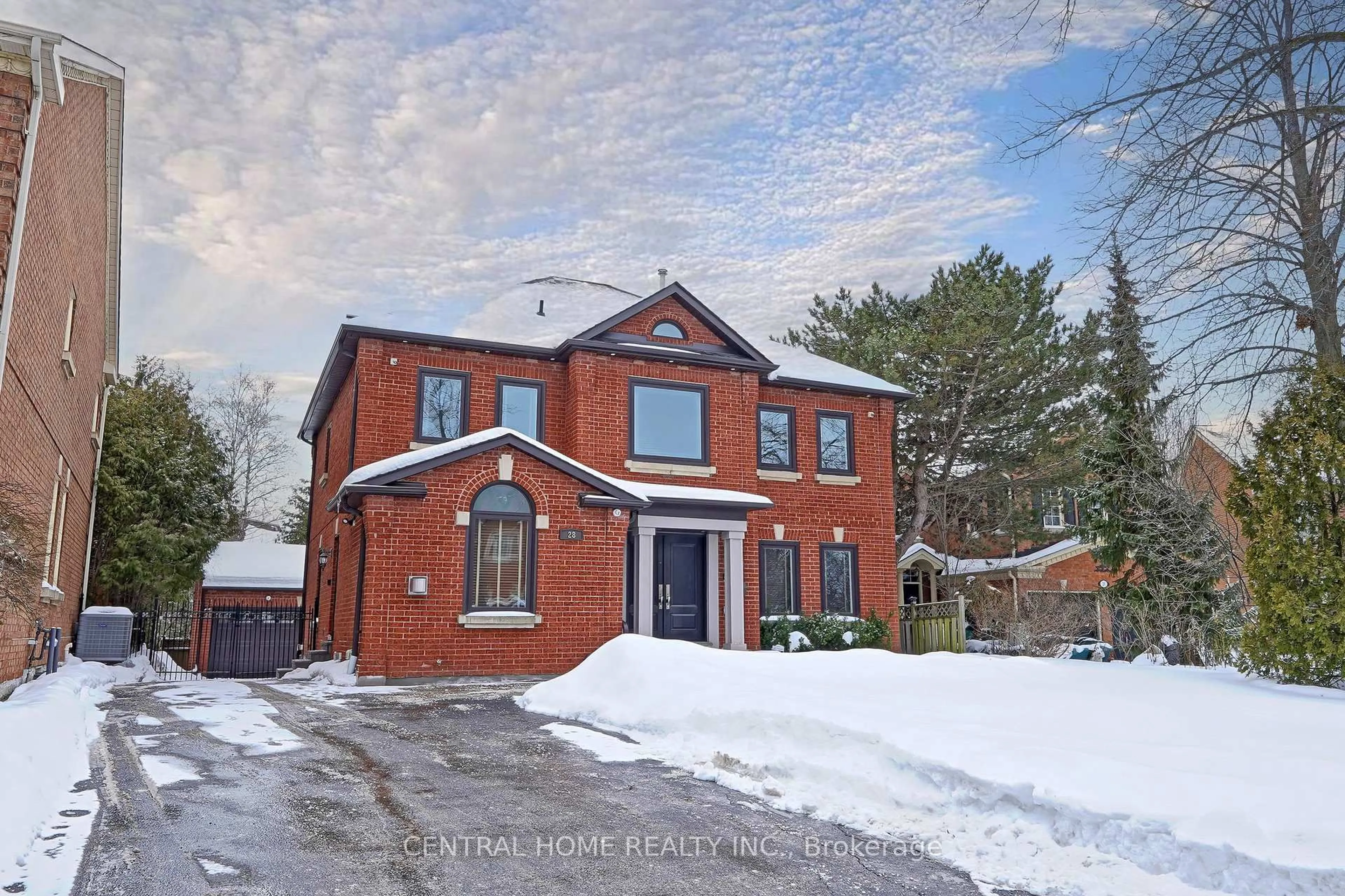 A pic from outside/outdoor area/front of a property/back of a property/a pic from drone, street for 28 Theobald's Circ, Richmond Hill Ontario L4C 9C6