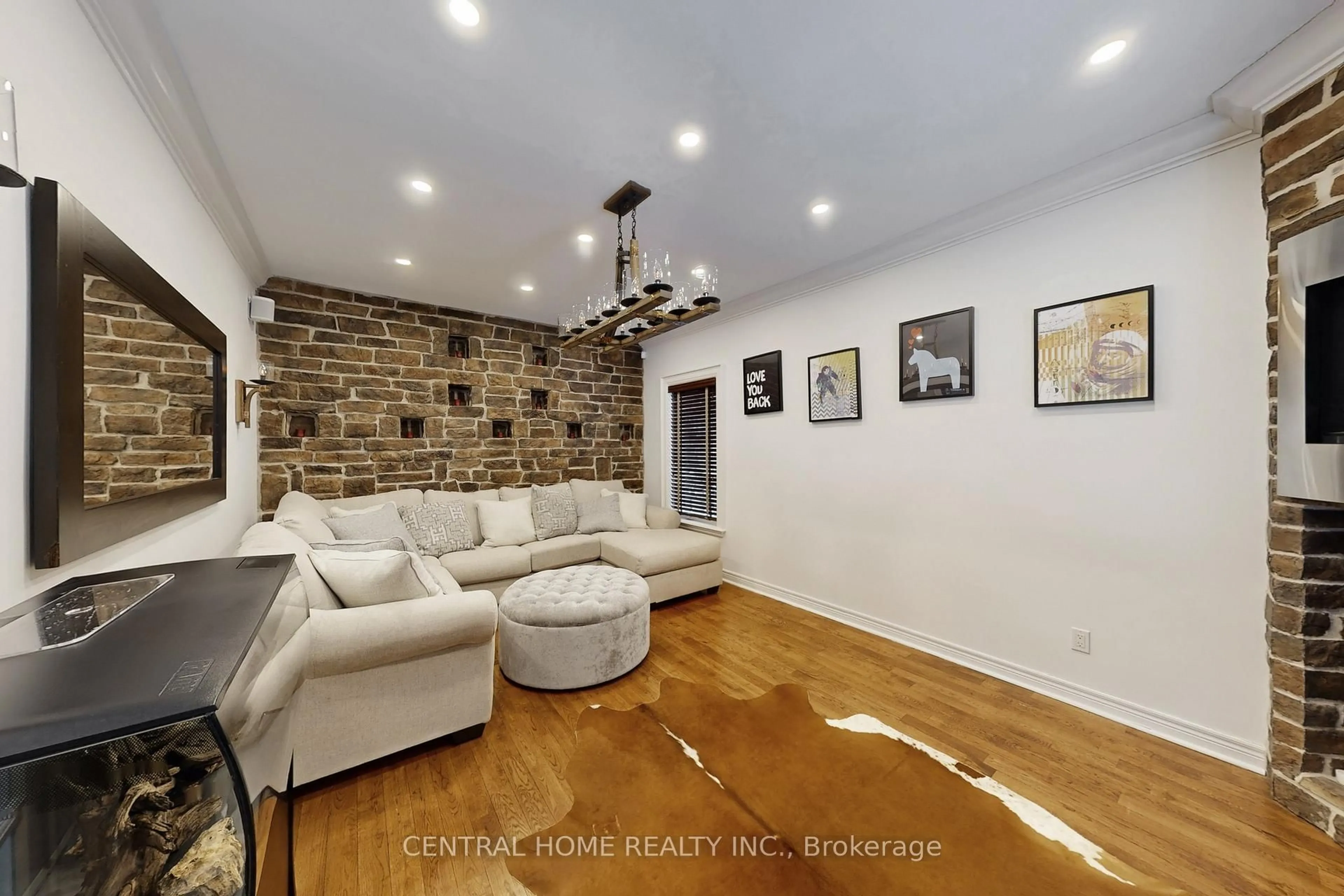 Living room with furniture, unknown for 28 Theobald's Circ, Richmond Hill Ontario L4C 9C6