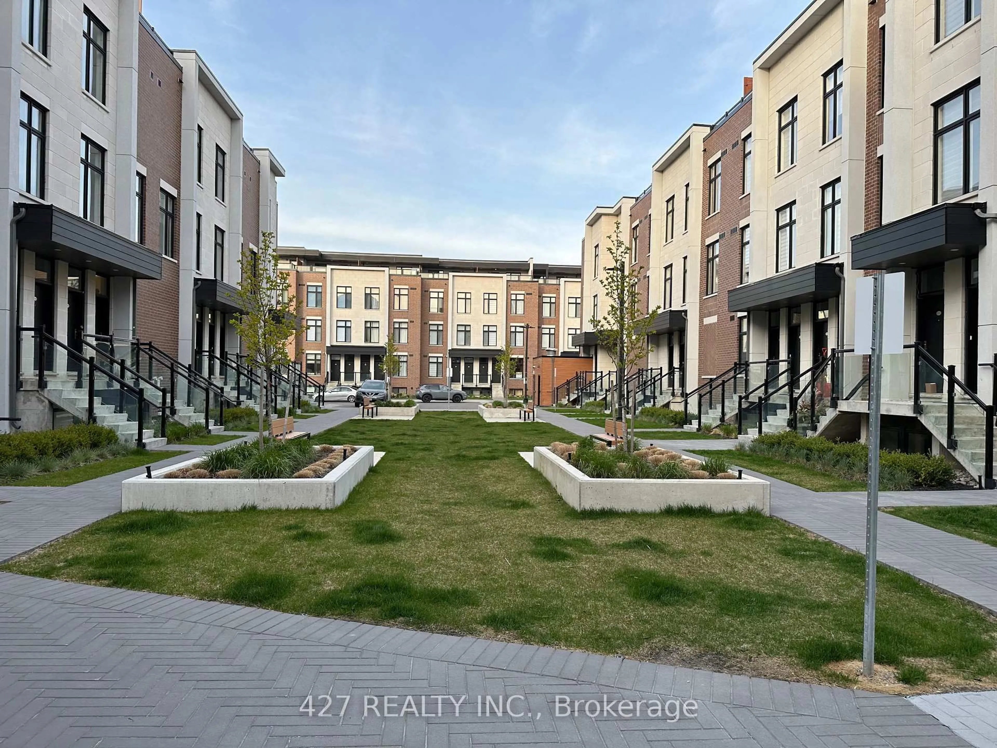 A pic from outside/outdoor area/front of a property/back of a property/a pic from drone, street for 9580 ISLINGTON Ave #L137, Vaughan Ontario L4H 5E8