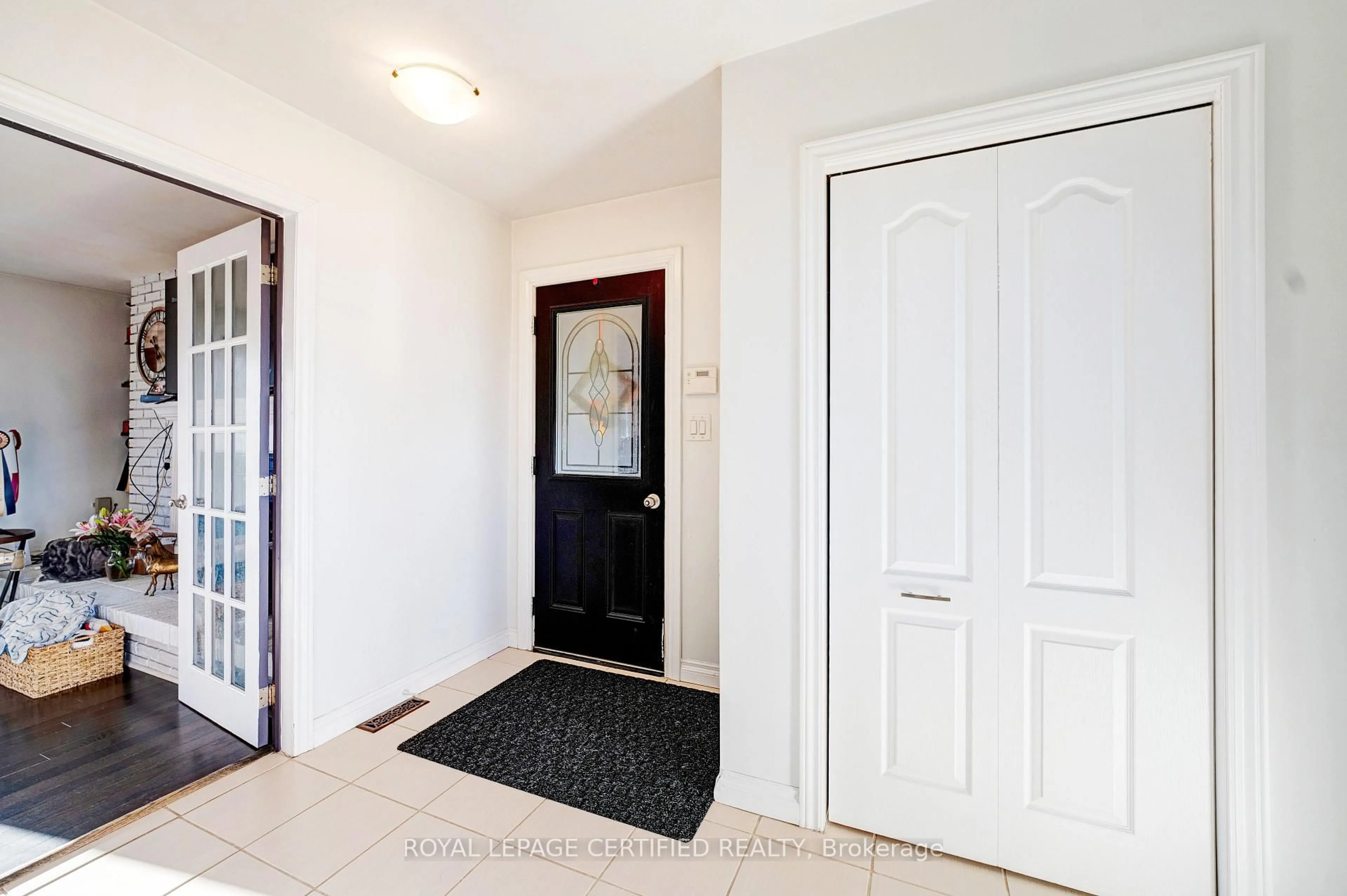 Indoor entryway for 22186 Kennedy Rd, East Gwillimbury Ontario L0G 1V0