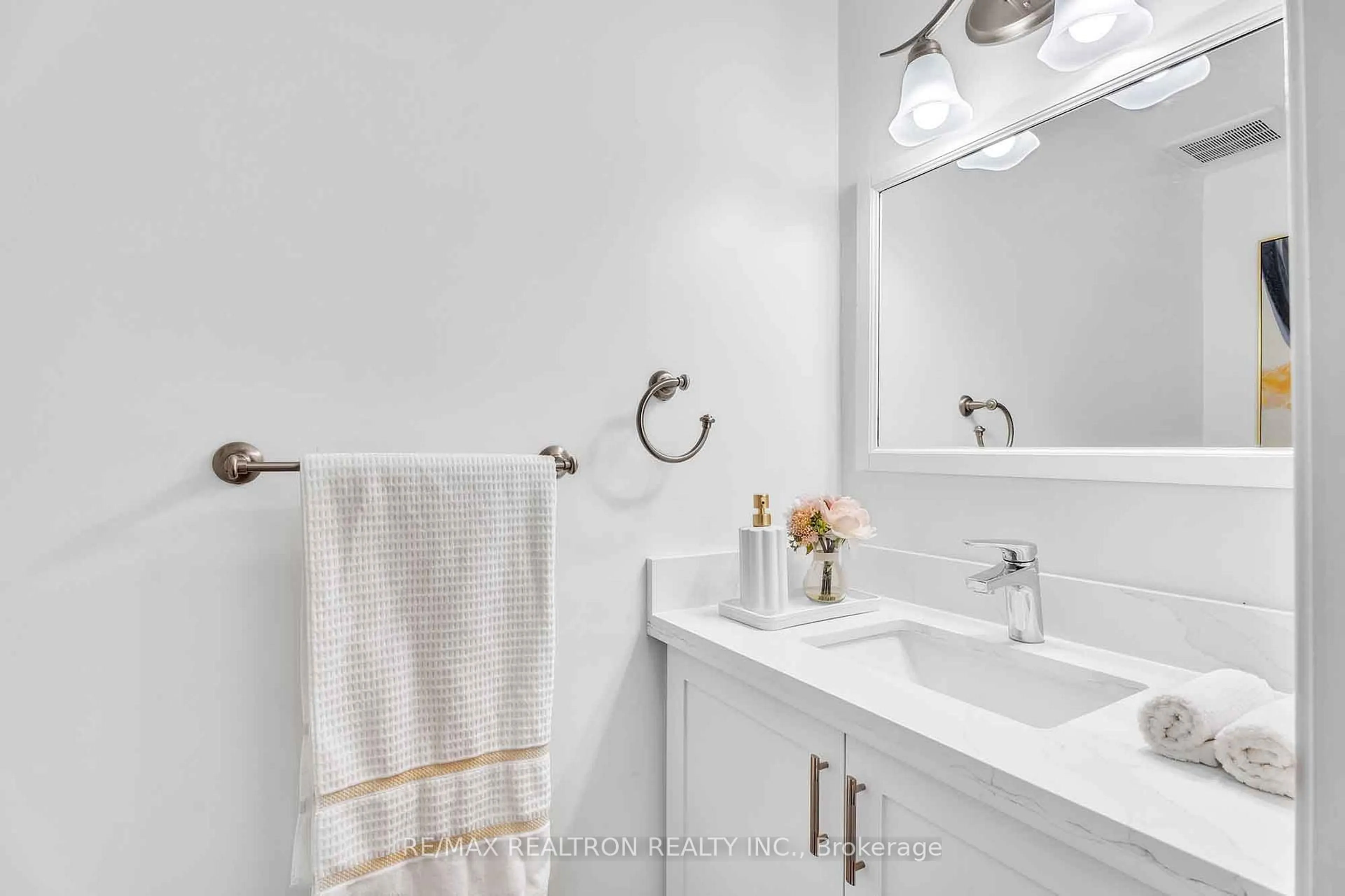 Contemporary bathroom, ceramic/tile floor for 89 Batson Dr, Aurora Ontario L4G 3R2