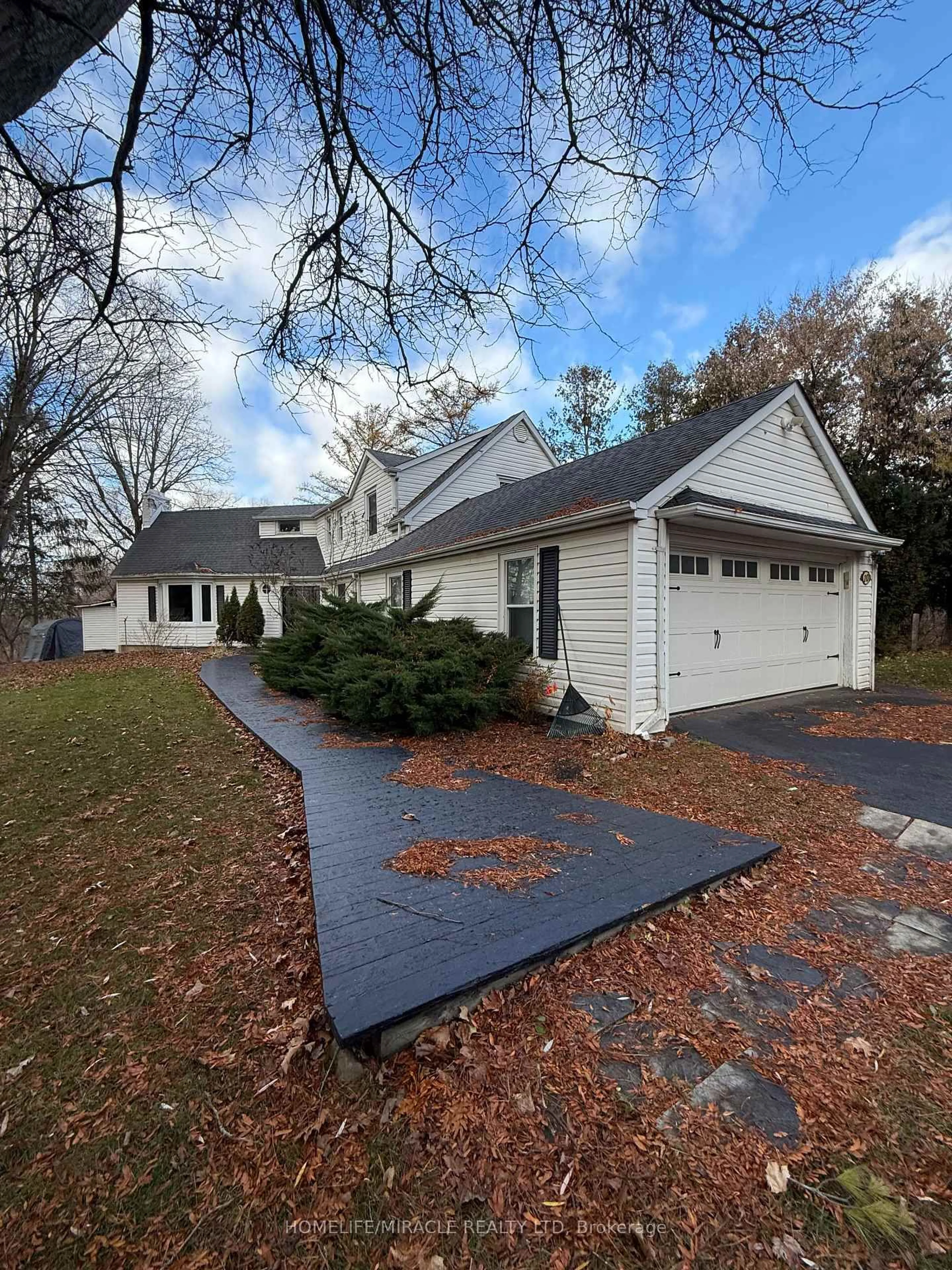 Home with vinyl exterior material, street for 10 Yorkton Blvd, Markham Ontario L6C 0J9