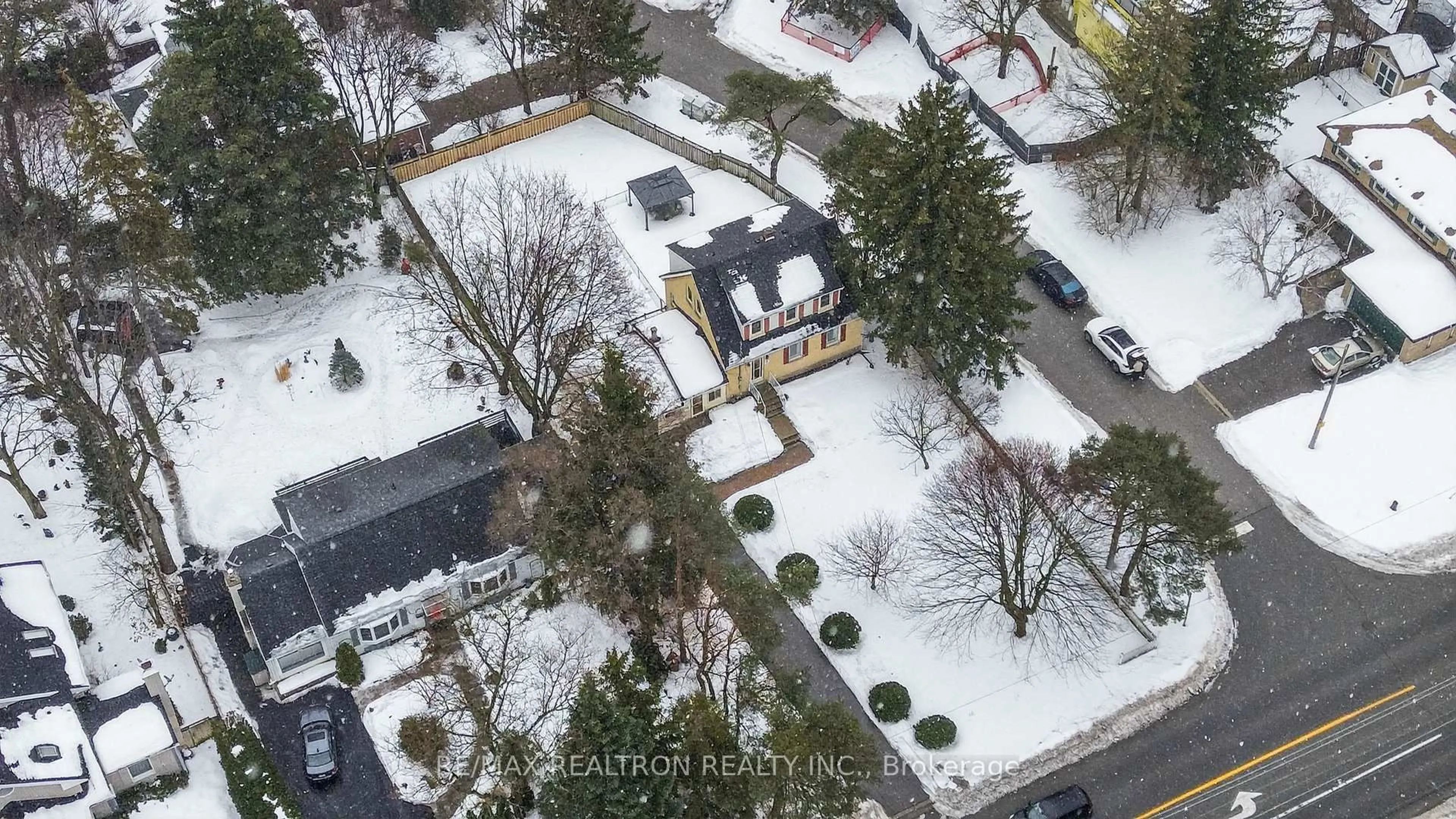 A pic from outside/outdoor area/front of a property/back of a property/a pic from drone, street for 35 John St, Markham Ontario L3T 1Y1