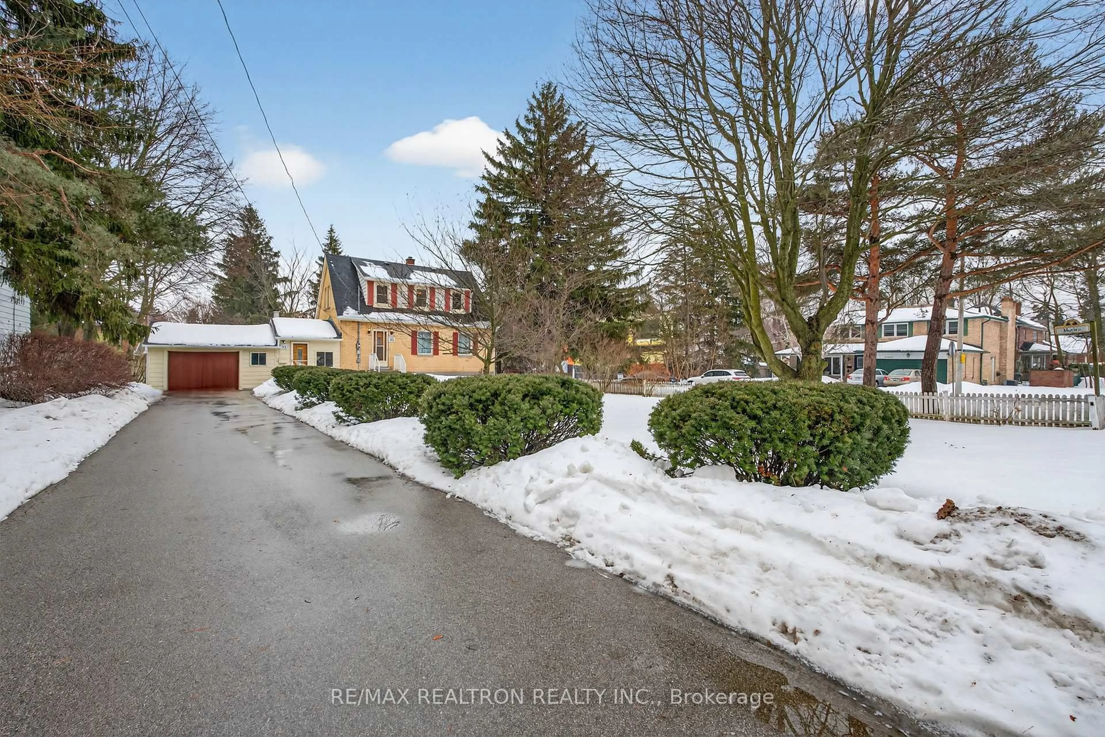 A pic from outside/outdoor area/front of a property/back of a property/a pic from drone, street for 35 John St, Markham Ontario L3T 1Y1