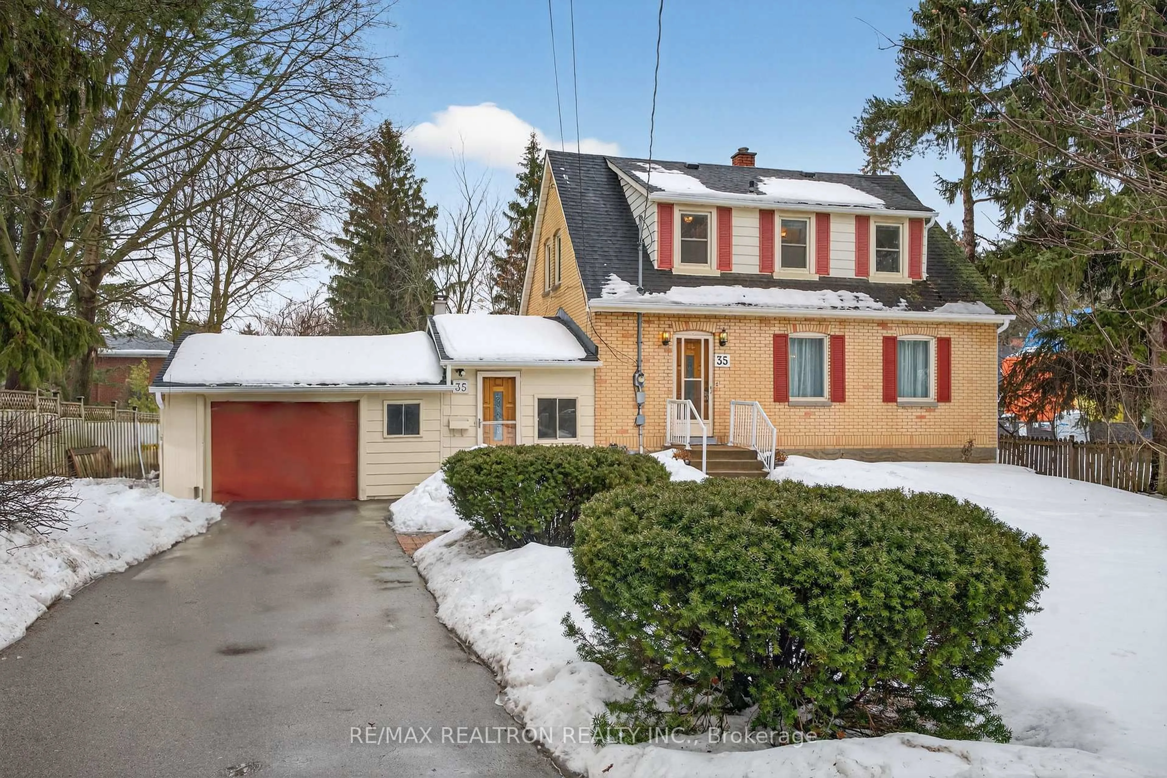 A pic from outside/outdoor area/front of a property/back of a property/a pic from drone, street for 35 John St, Markham Ontario L3T 1Y1