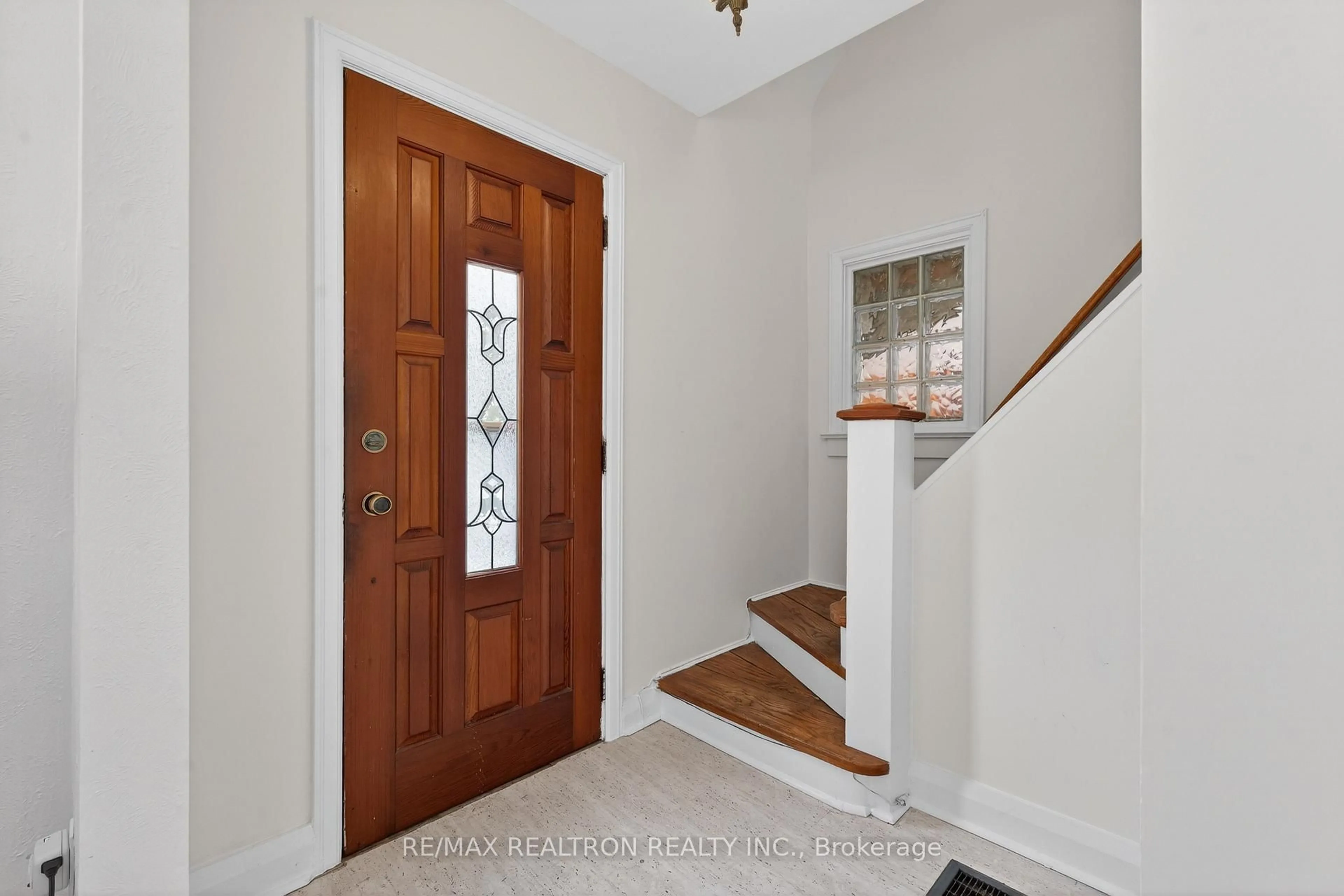 Indoor entryway for 35 John St, Markham Ontario L3T 1Y1