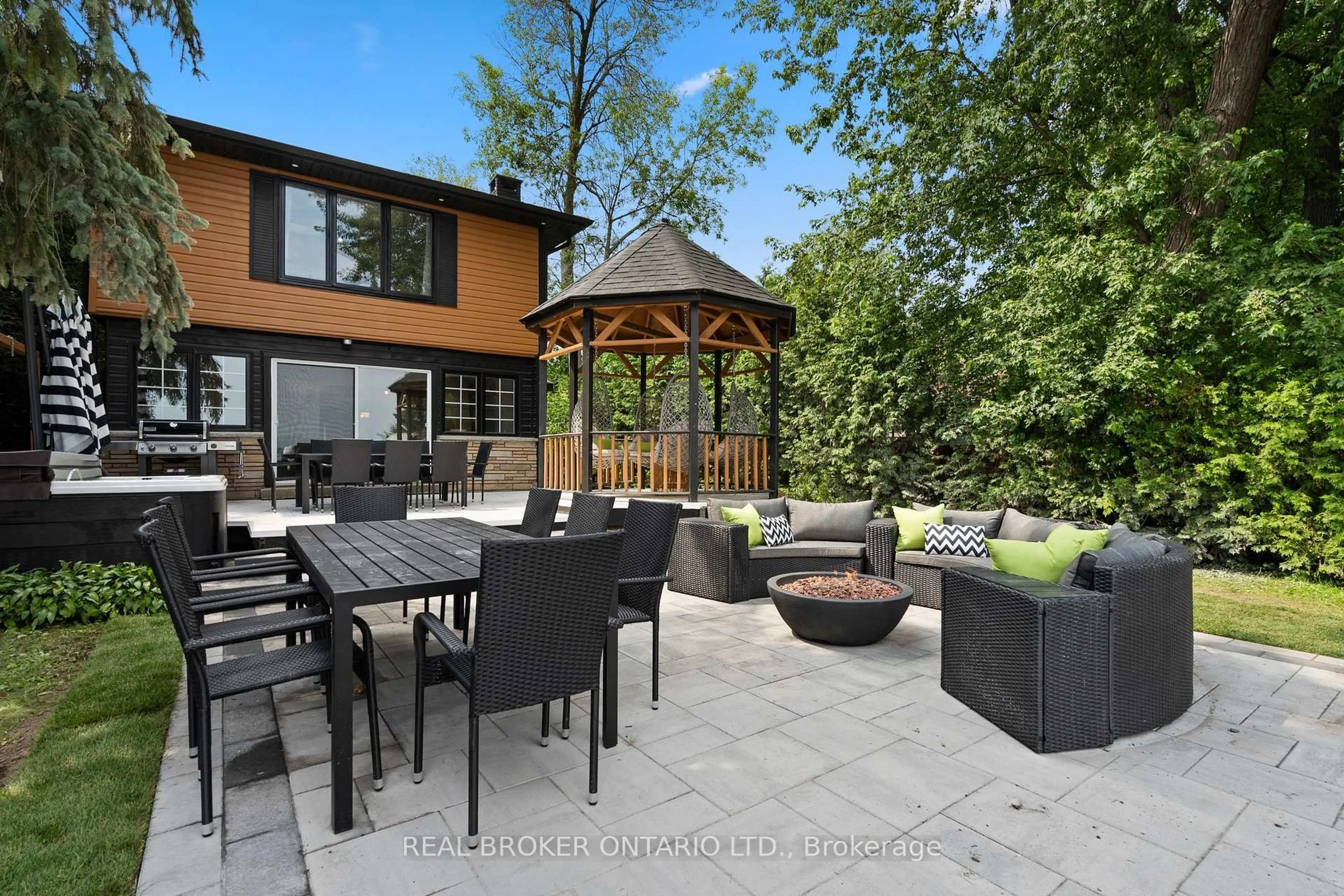 Patio, street for 943 Barry Ave, Innisfil Ontario L0L 1W0