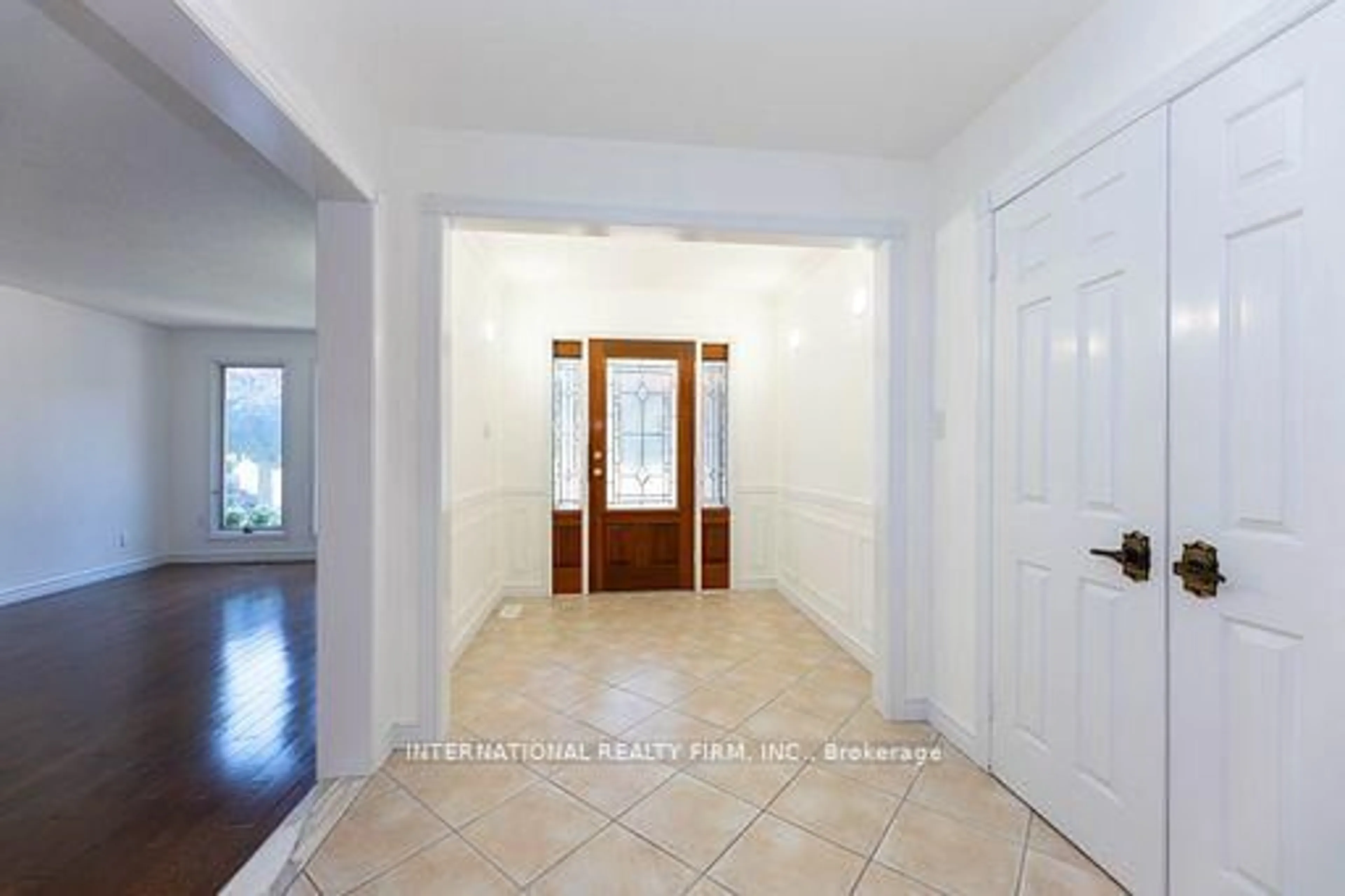 Indoor entryway for 17 Southview Dr, Vaughan Ontario L4K 2K8