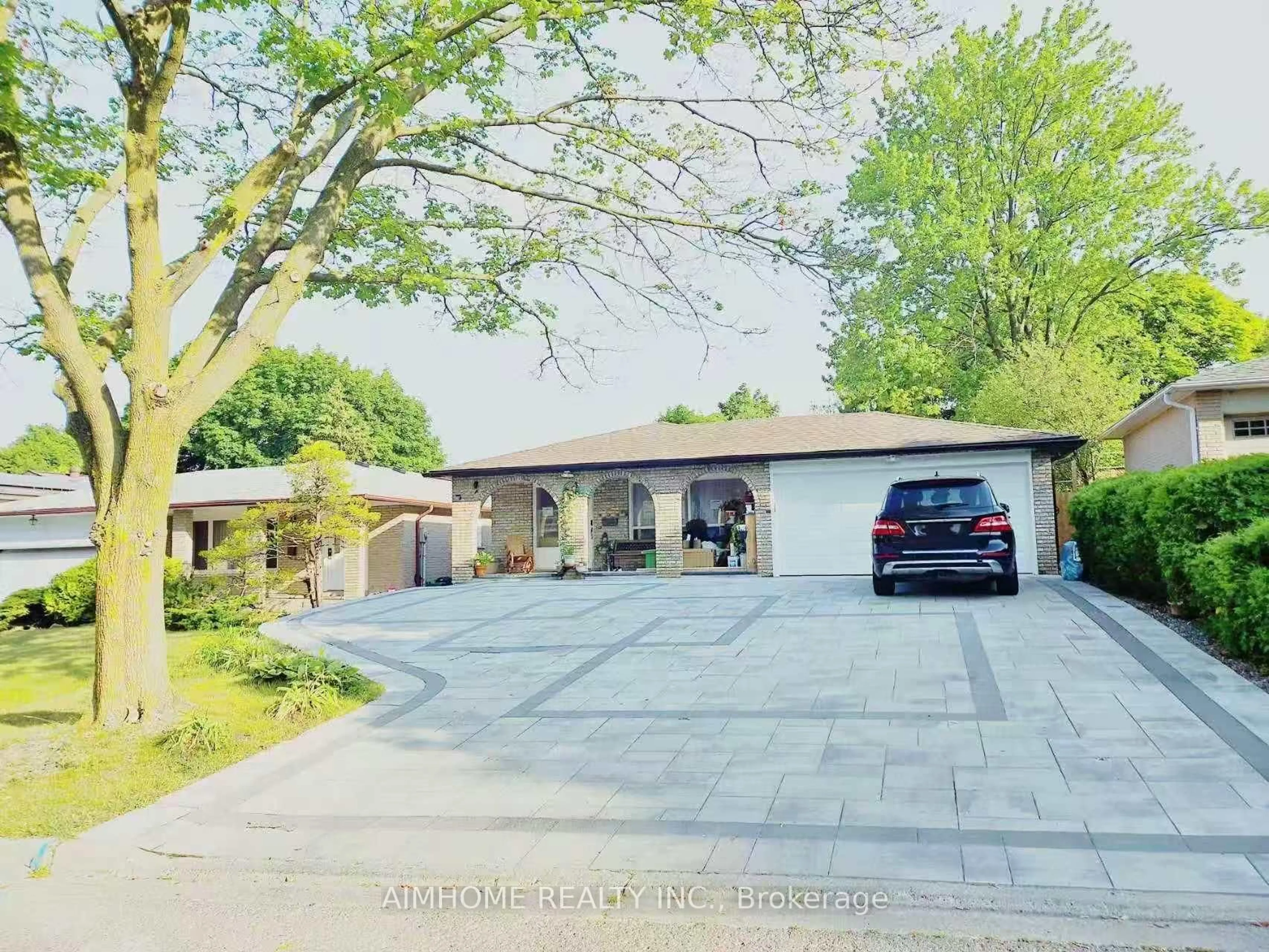 A pic from outside/outdoor area/front of a property/back of a property/a pic from drone, street for 28 Castle Harbour Lane, Markham Ontario L3T 3A2