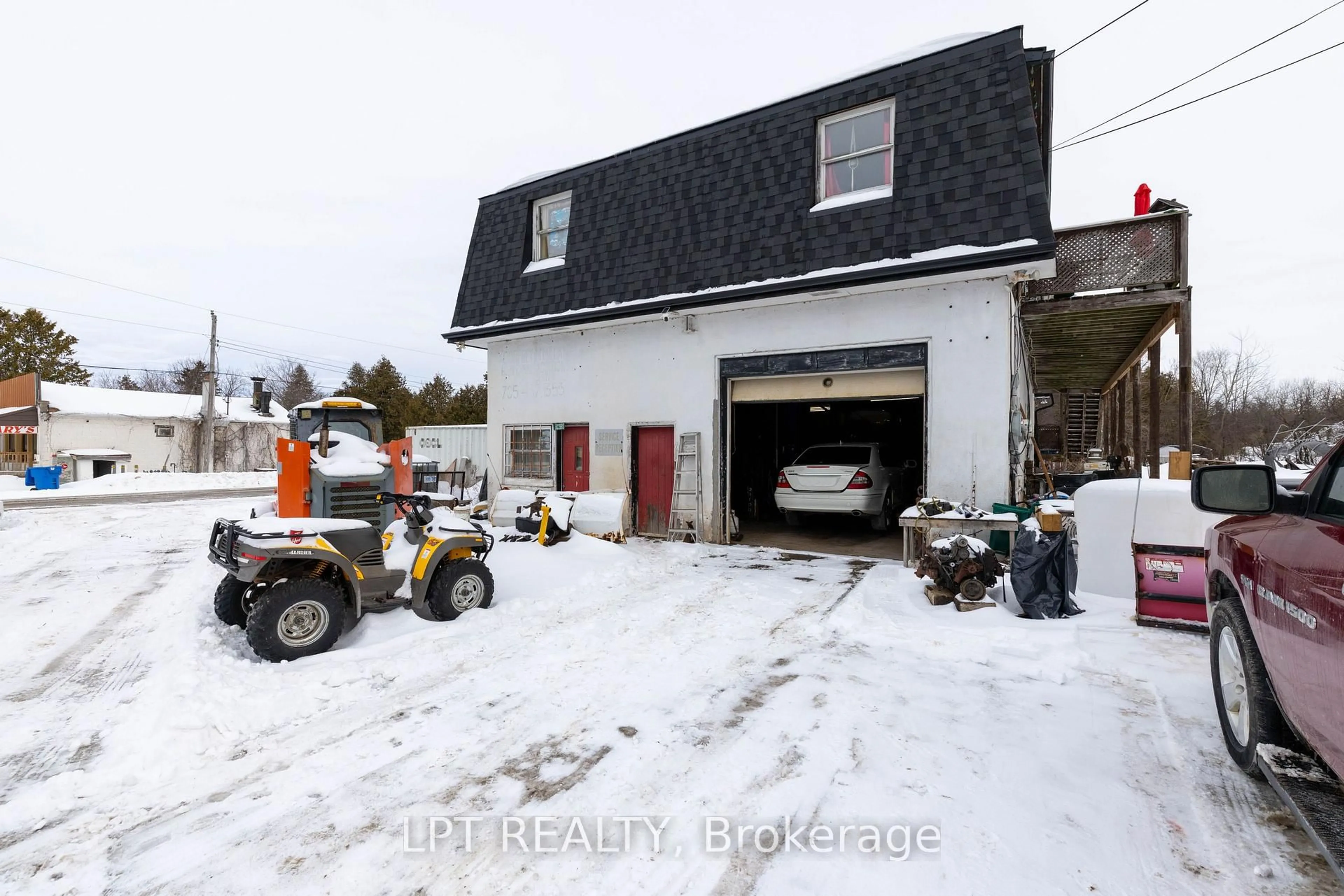Indoor garage for 22985 Lakeridge Rd, Brock Ontario L0E 1E0
