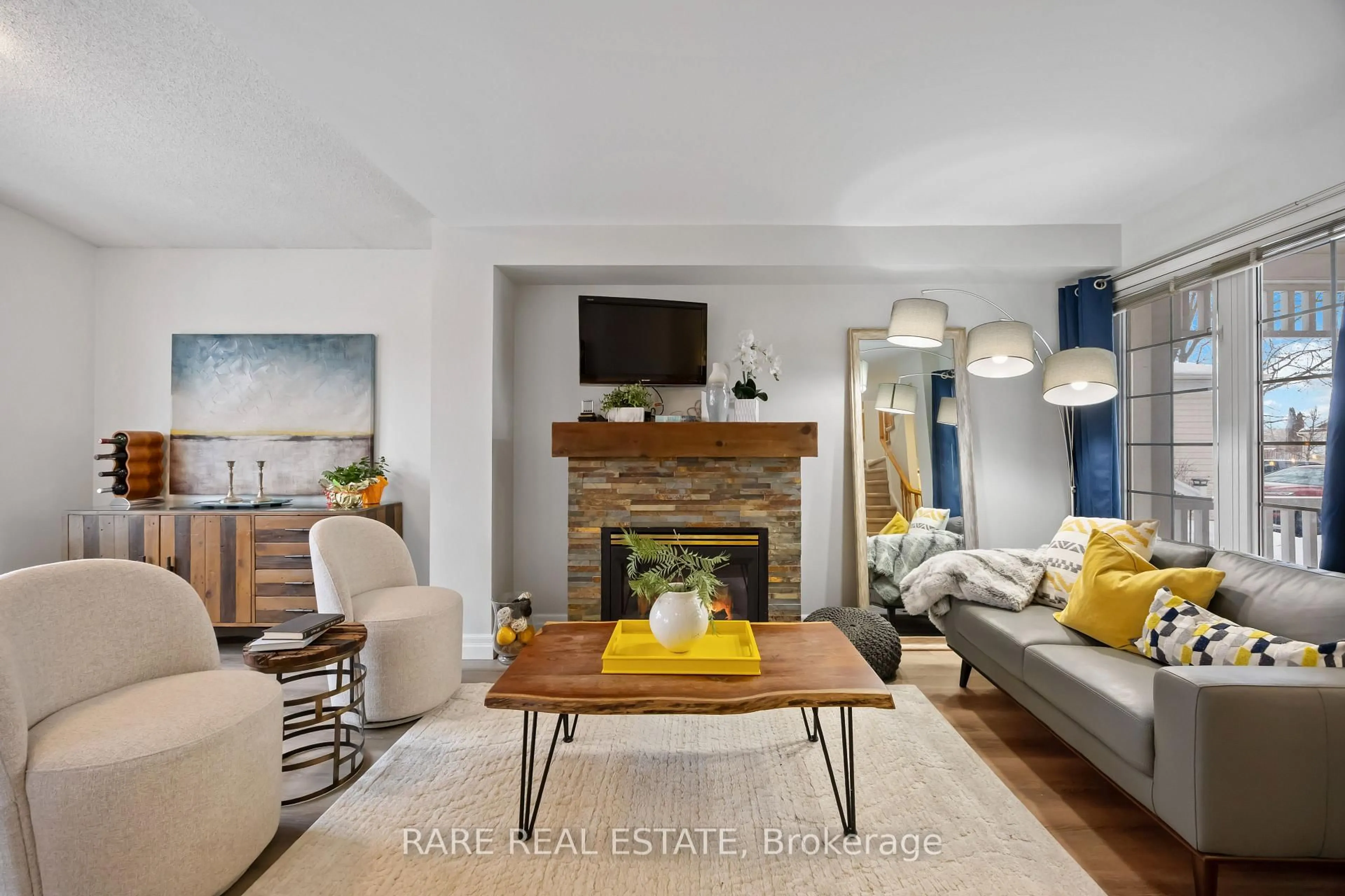 Living room with furniture, unknown for 78 Mainprize Cres, East Gwillimbury Ontario L0G 1M0