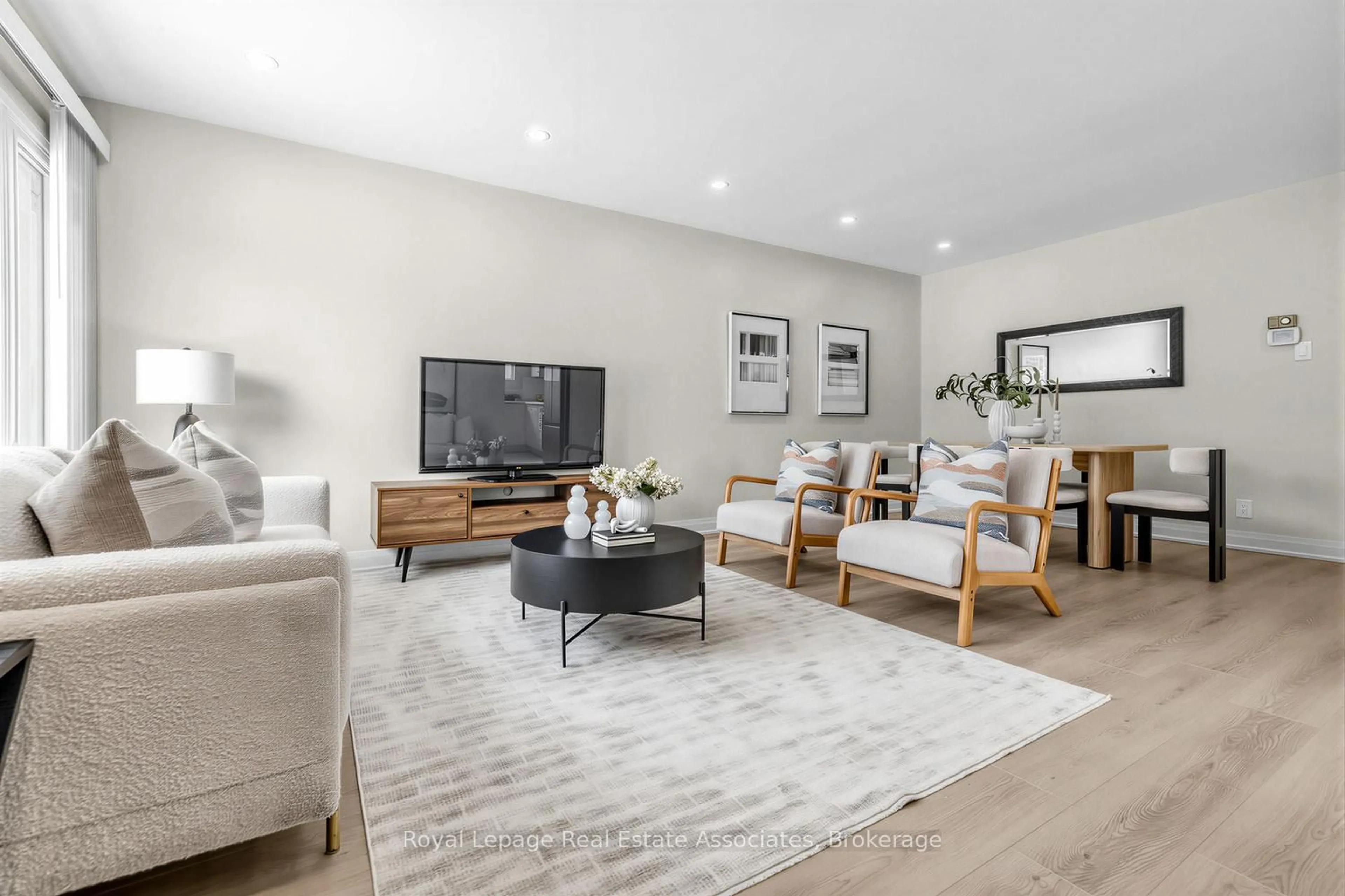 Living room with furniture, unknown for 273 Bluegrass Blvd, Richmond Hill Ontario L4C 3H1