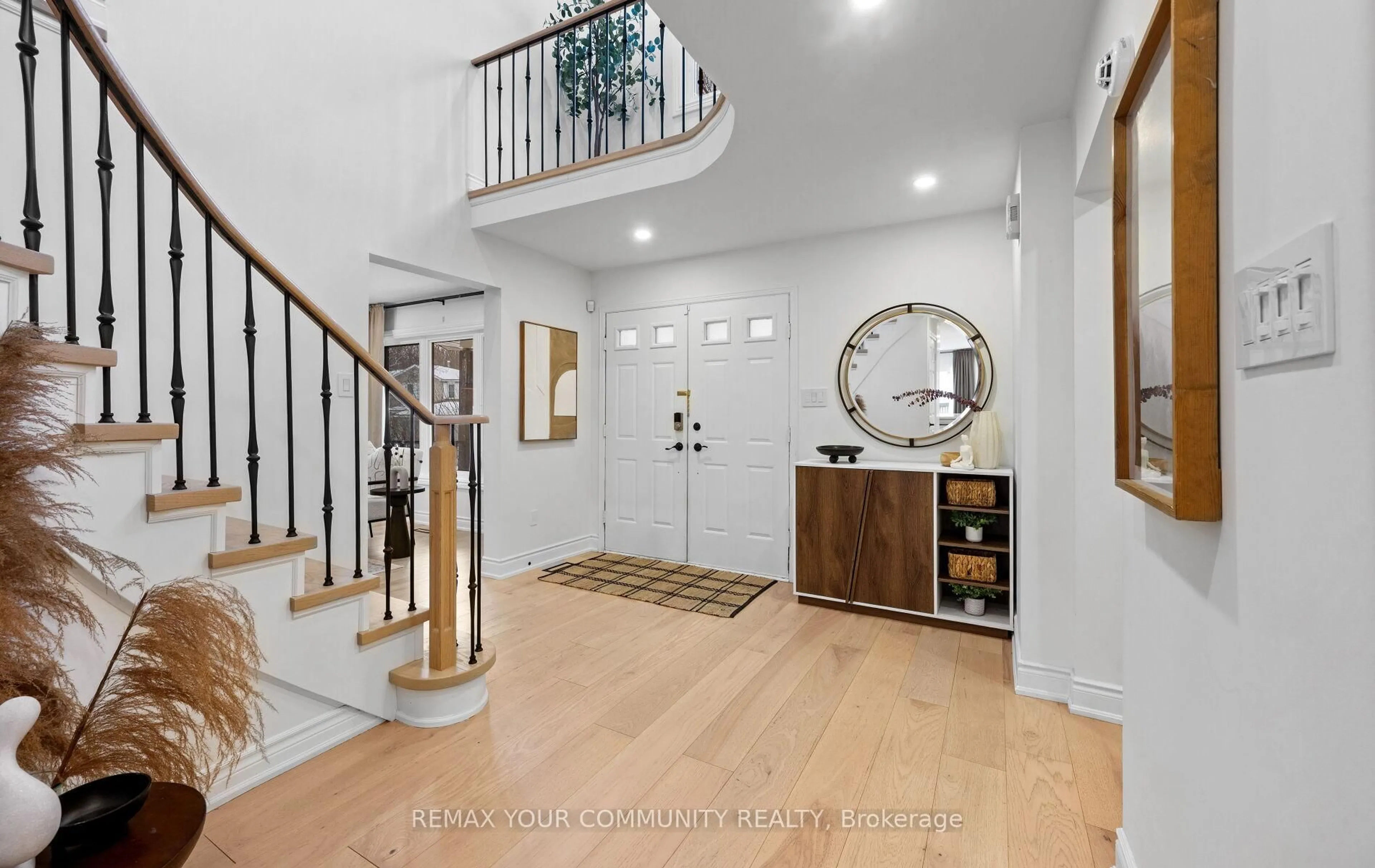Indoor entryway for 382 Vanden Bergh Blvd, Newmarket Ontario L3Y 8A1