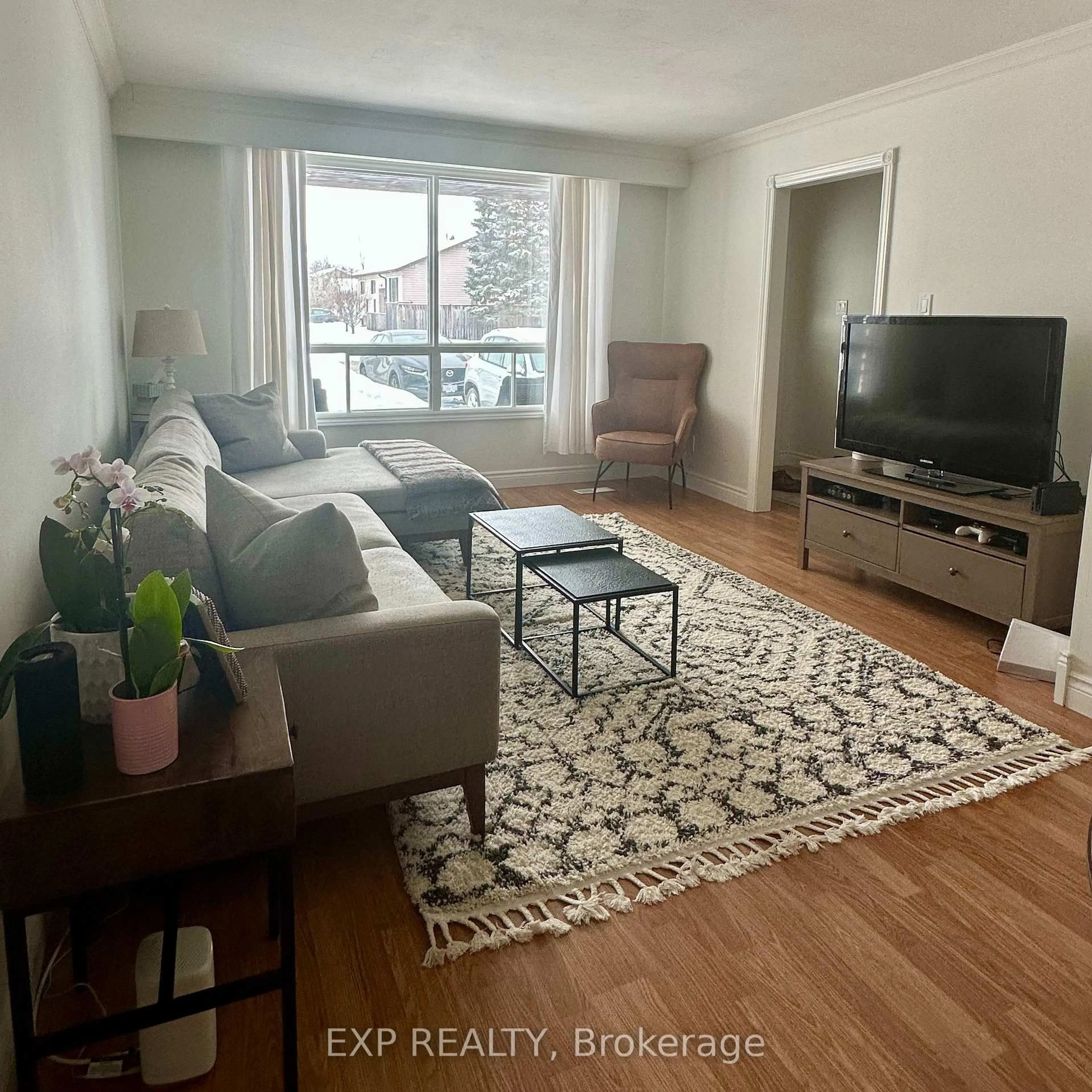 Living room with furniture, wood/laminate floor for 578 Highland Cres, Brock Ontario L0K 1A0