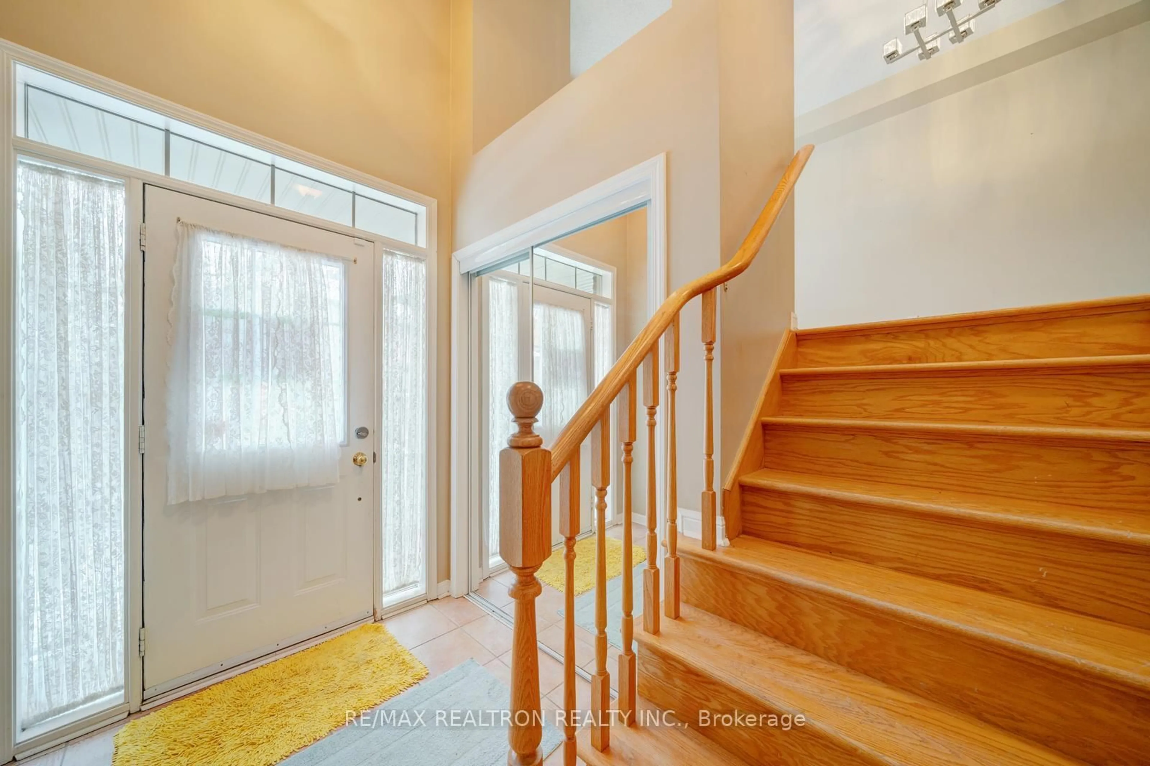 Indoor entryway for 100 Elgin Mills Rd #42, Richmond Hill Ontario L4C 0R8