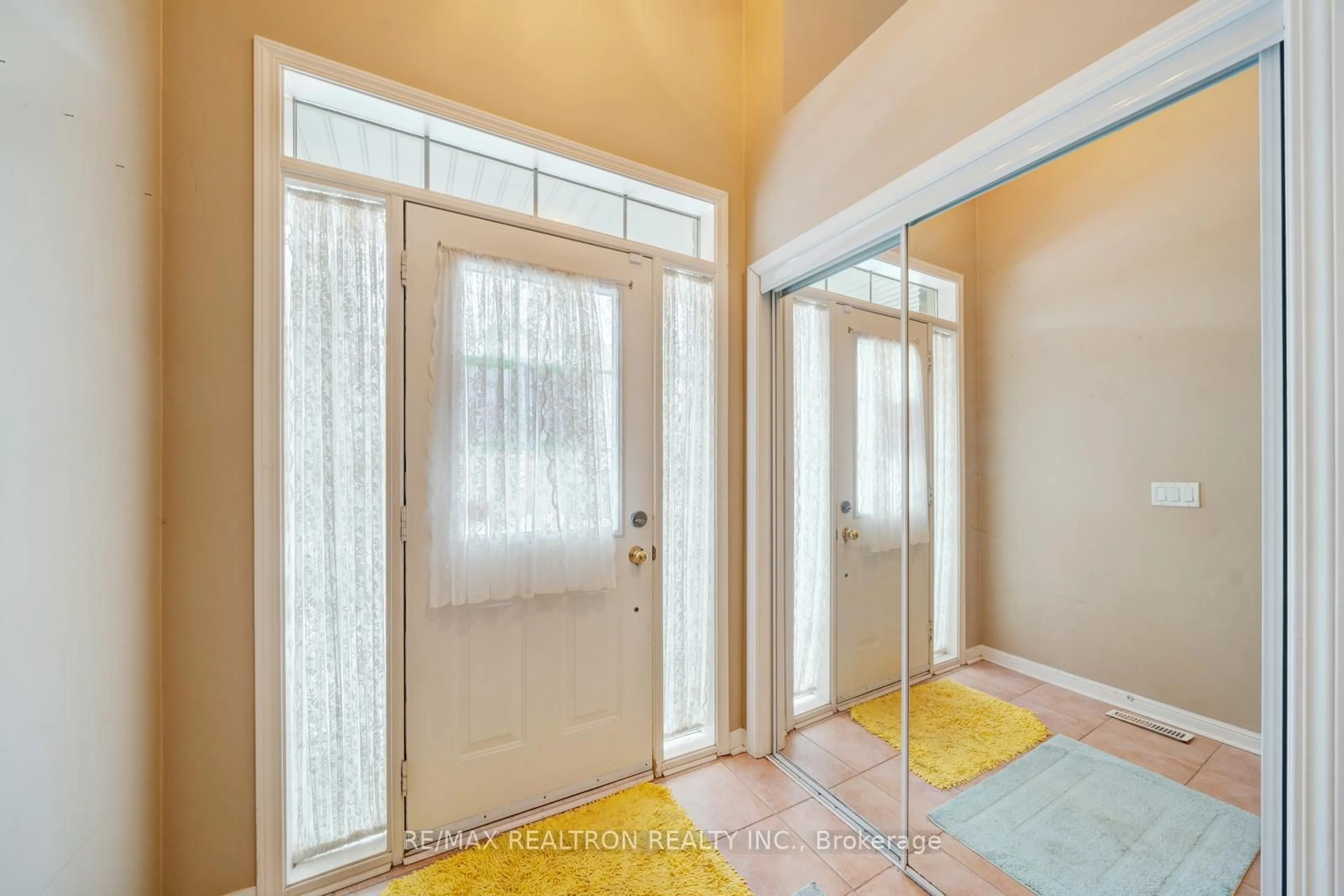 Indoor entryway for 100 Elgin Mills Rd #42, Richmond Hill Ontario L4C 0R8