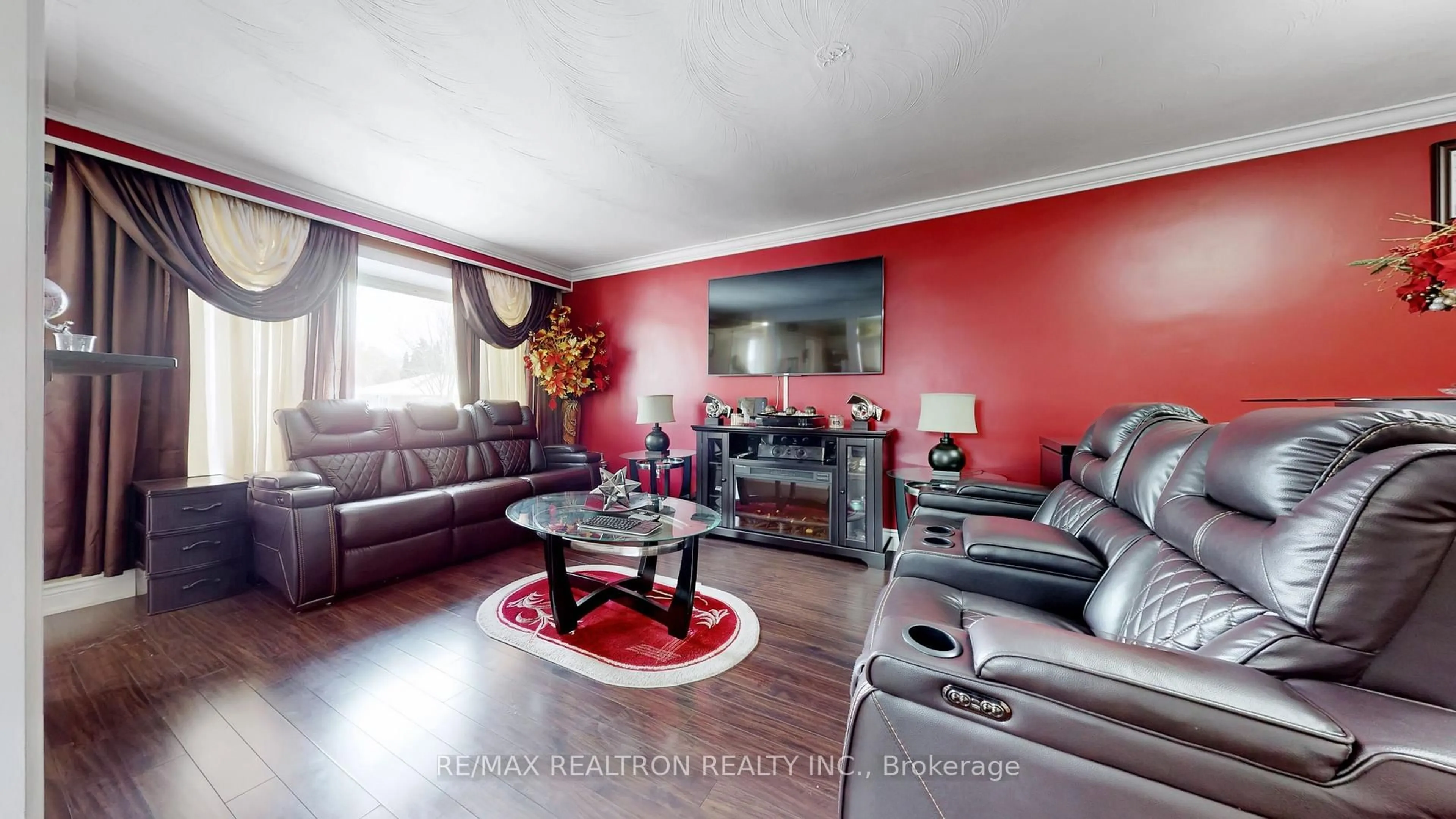 Living room with furniture, wood/laminate floor for 68 Marlin Crt, Newmarket Ontario L3Y 2W8