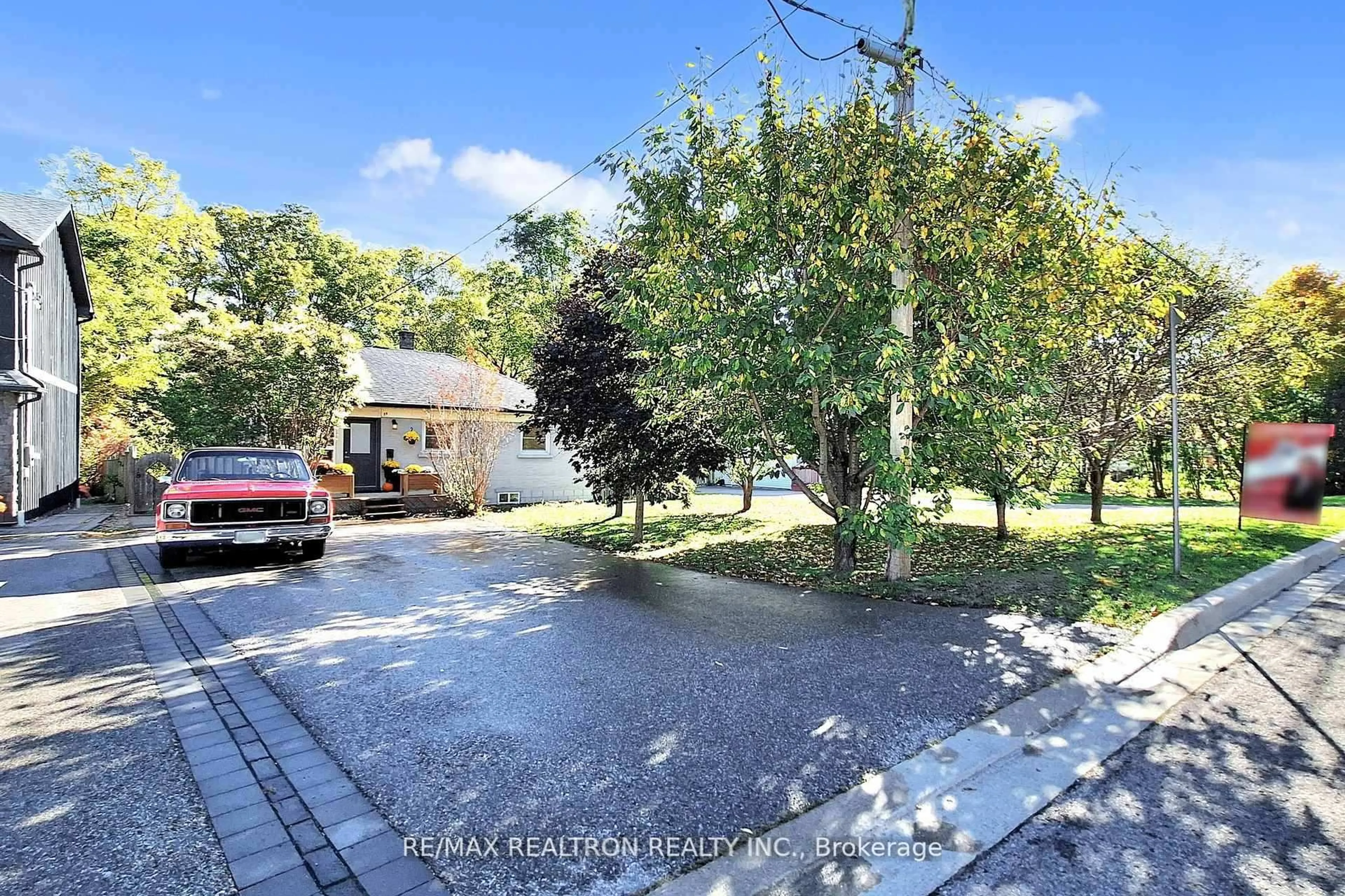 A pic from outside/outdoor area/front of a property/back of a property/a pic from drone, street for 59 Machell Ave, Aurora Ontario L4G 2R8