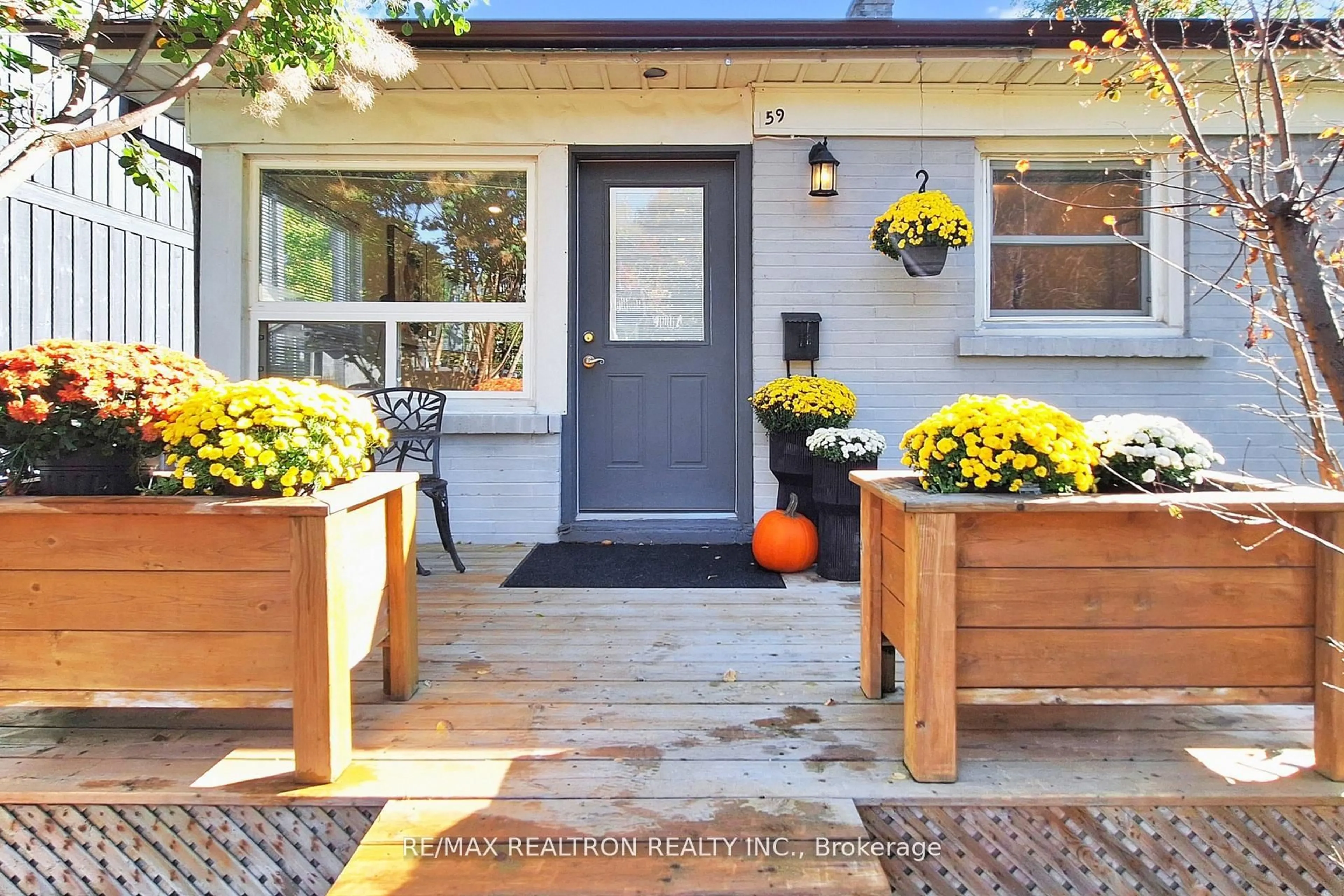 Indoor entryway for 59 Machell Ave, Aurora Ontario L4G 2R8