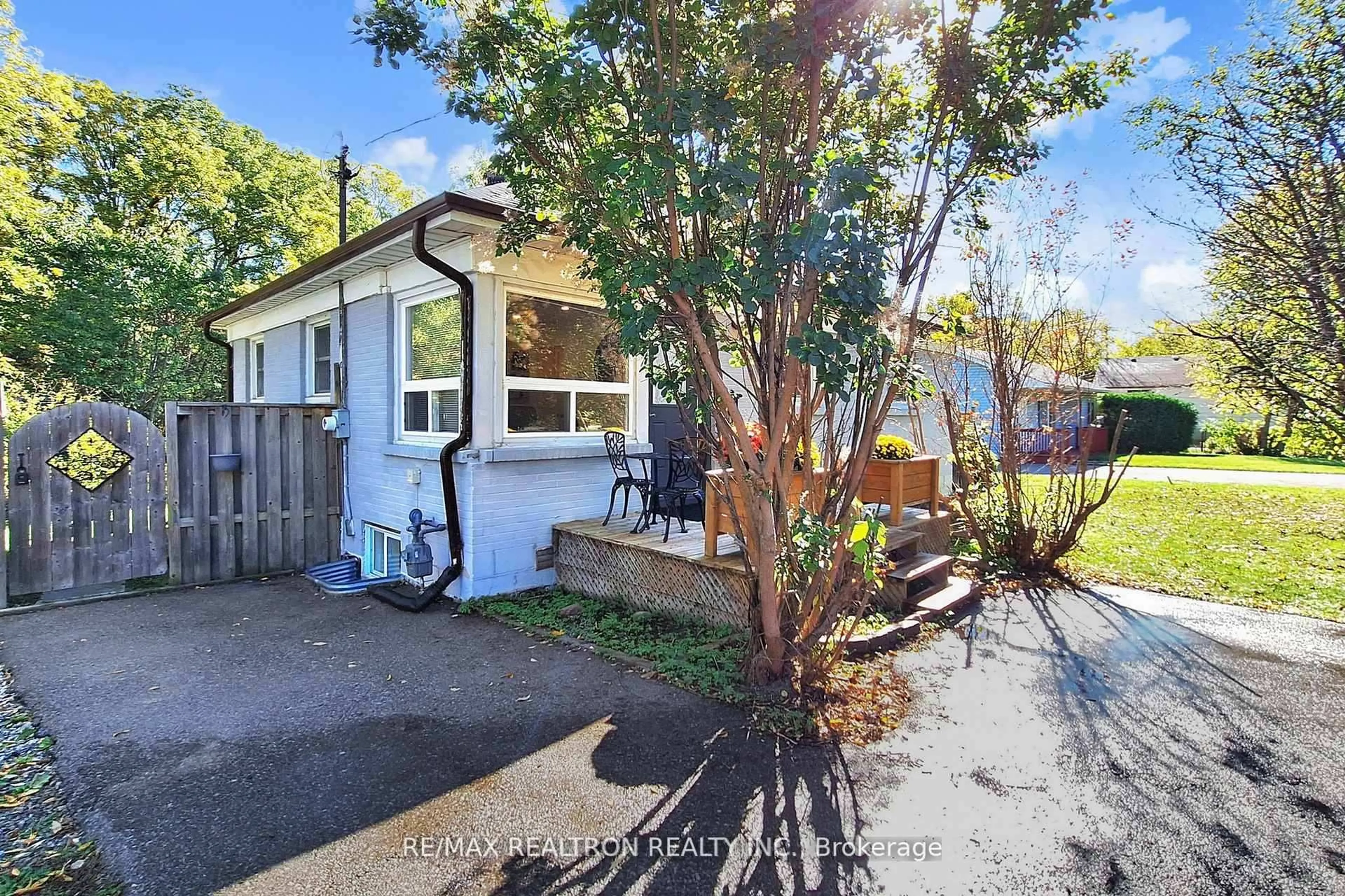 A pic from outside/outdoor area/front of a property/back of a property/a pic from drone, street for 59 Machell Ave, Aurora Ontario L4G 2R8