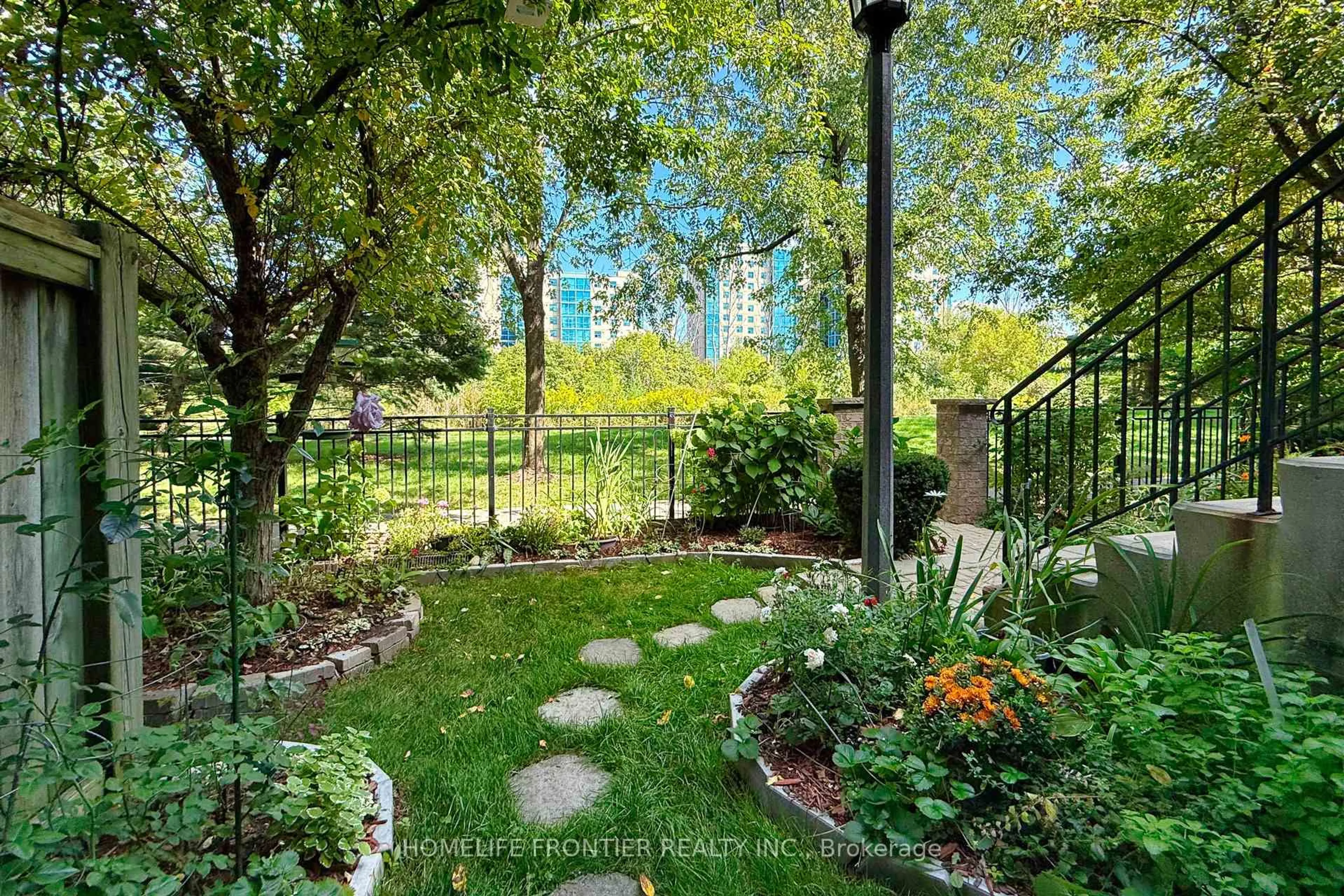 Patio, street for 23 Observatory Lane #289, Richmond Hill Ontario L4C 0M7