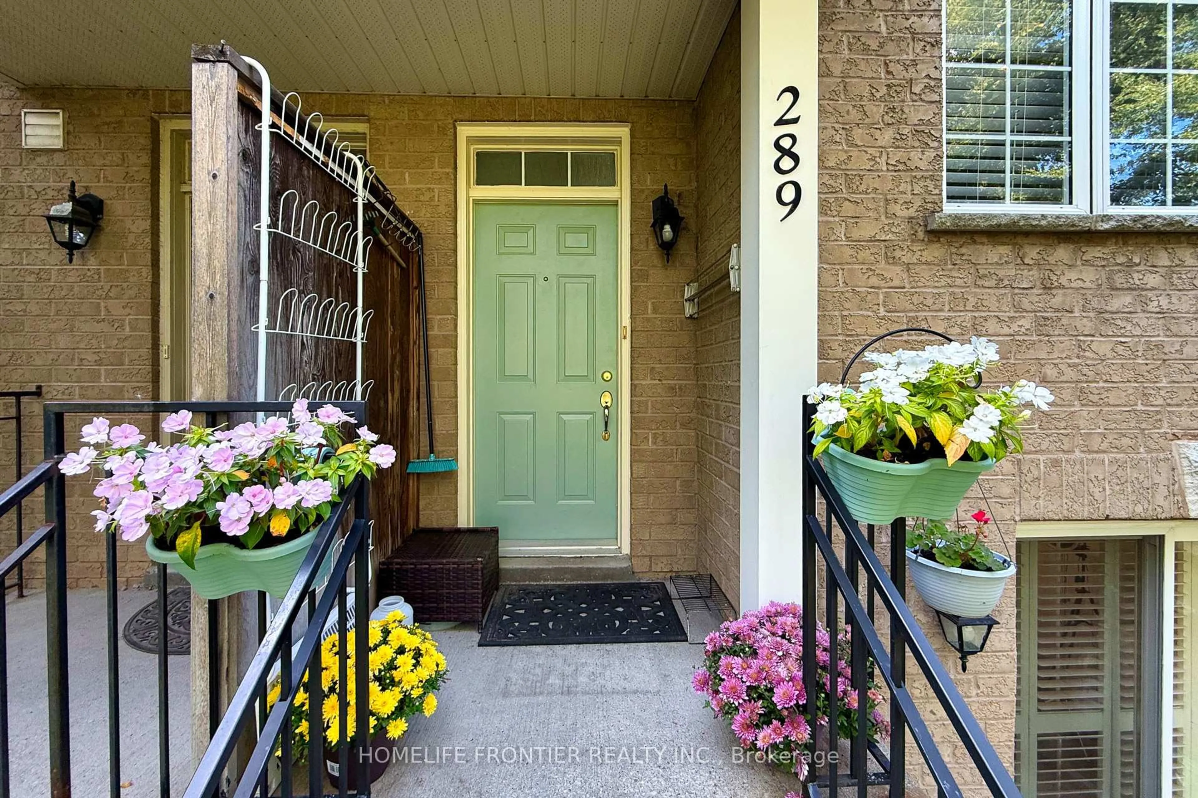 Indoor entryway for 23 Observatory Lane #289, Richmond Hill Ontario L4C 0M7