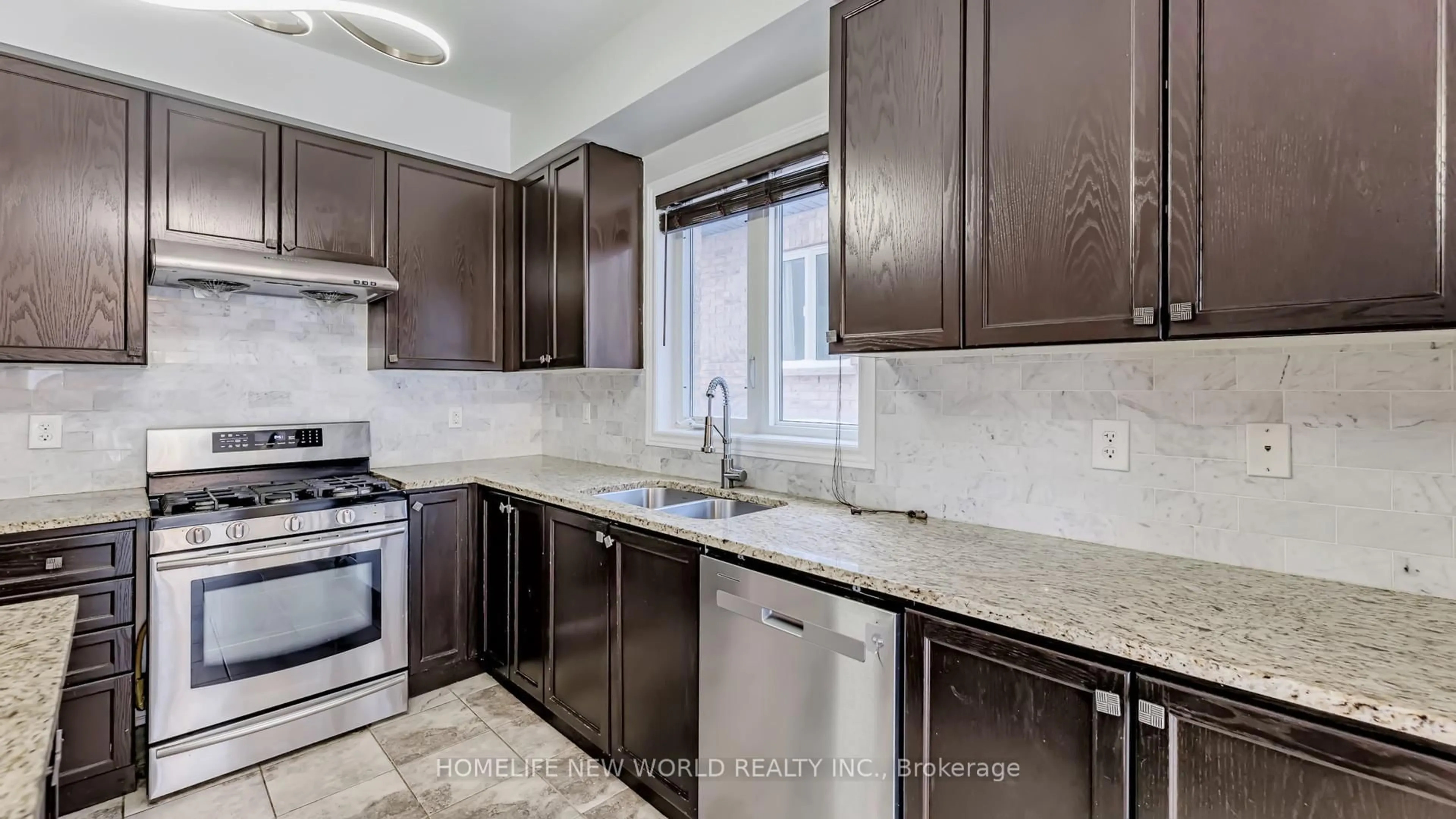 Standard kitchen, ceramic/tile floor for 208 Hunting Ridges Dr, Richmond Hill Ontario L4E 4K6