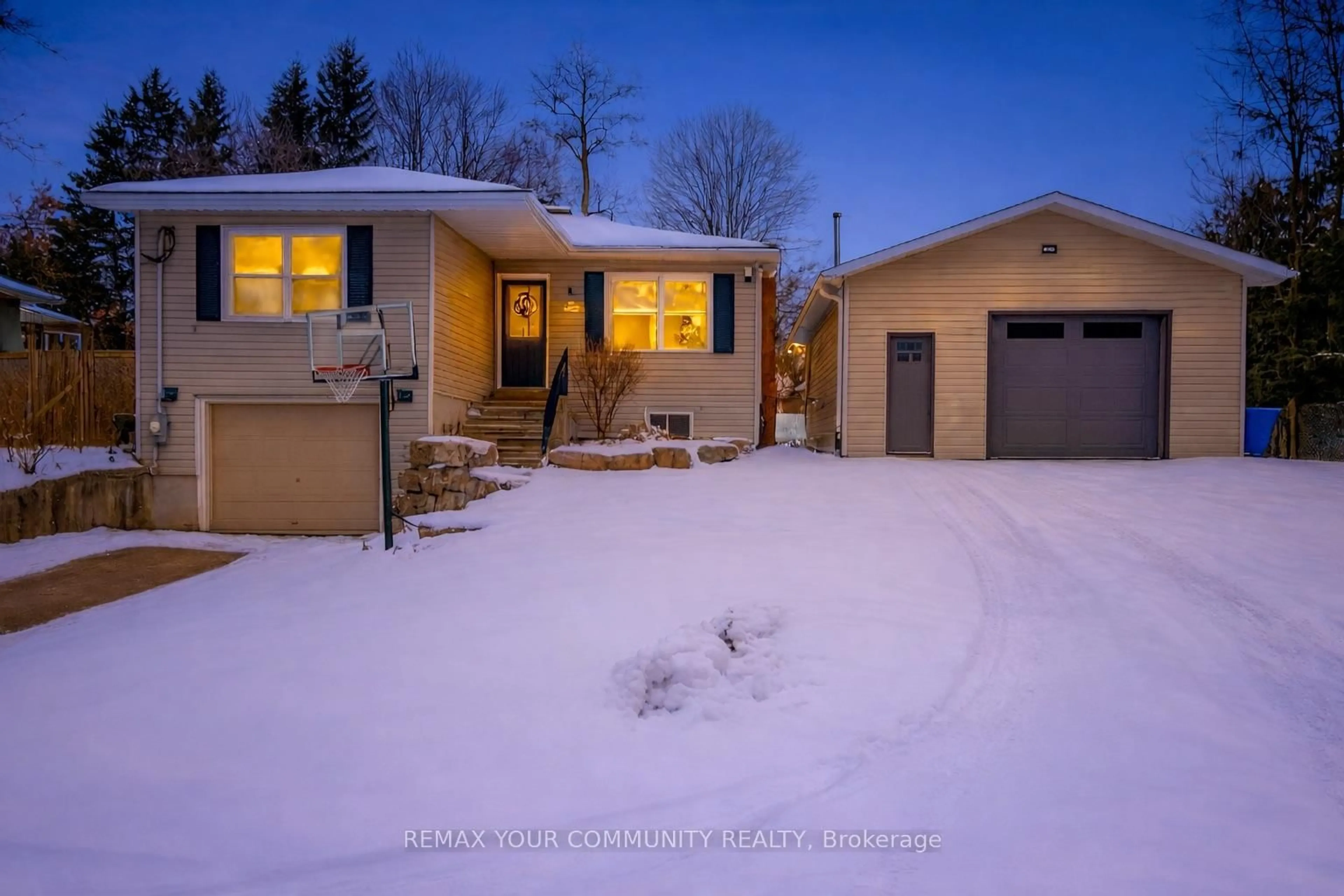 A pic from outside/outdoor area/front of a property/back of a property/a pic from drone, street for 8 Victor Dr, Whitchurch-Stouffville Ontario L4A 3G5