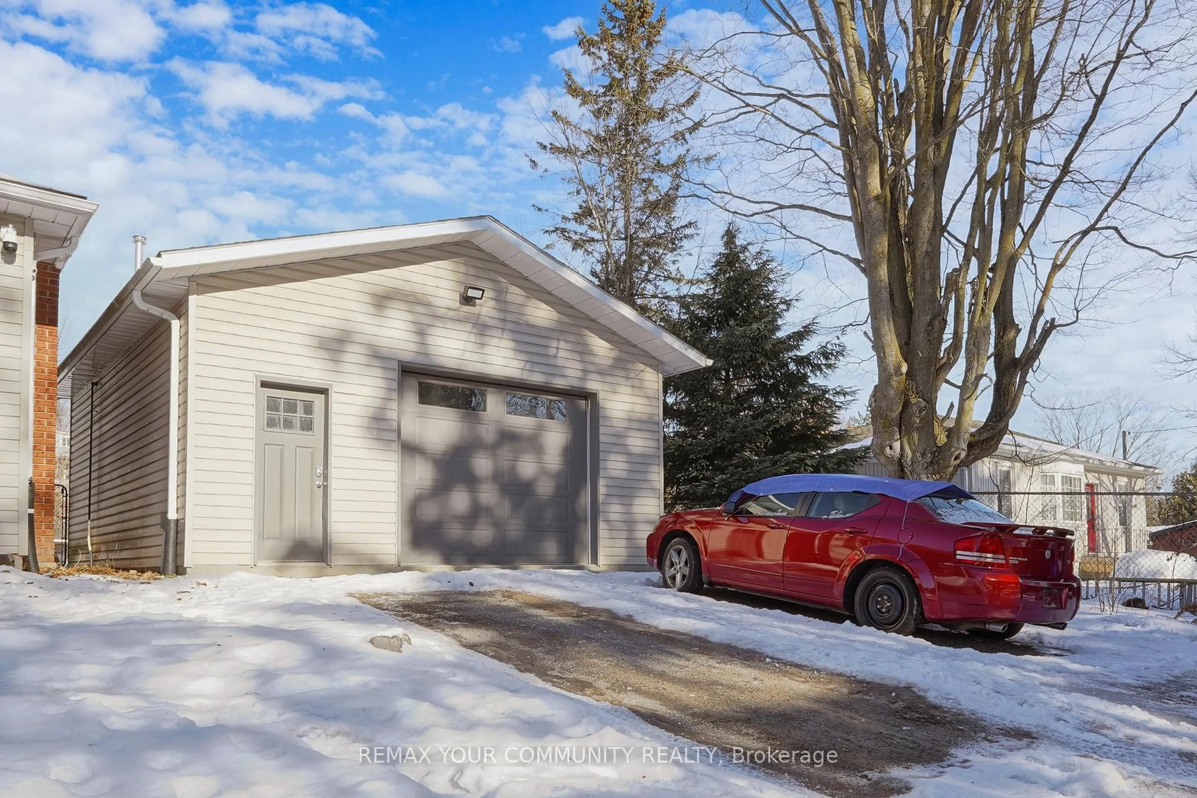 Indoor garage for 8 Victor Dr, Whitchurch-Stouffville Ontario L4A 3G5