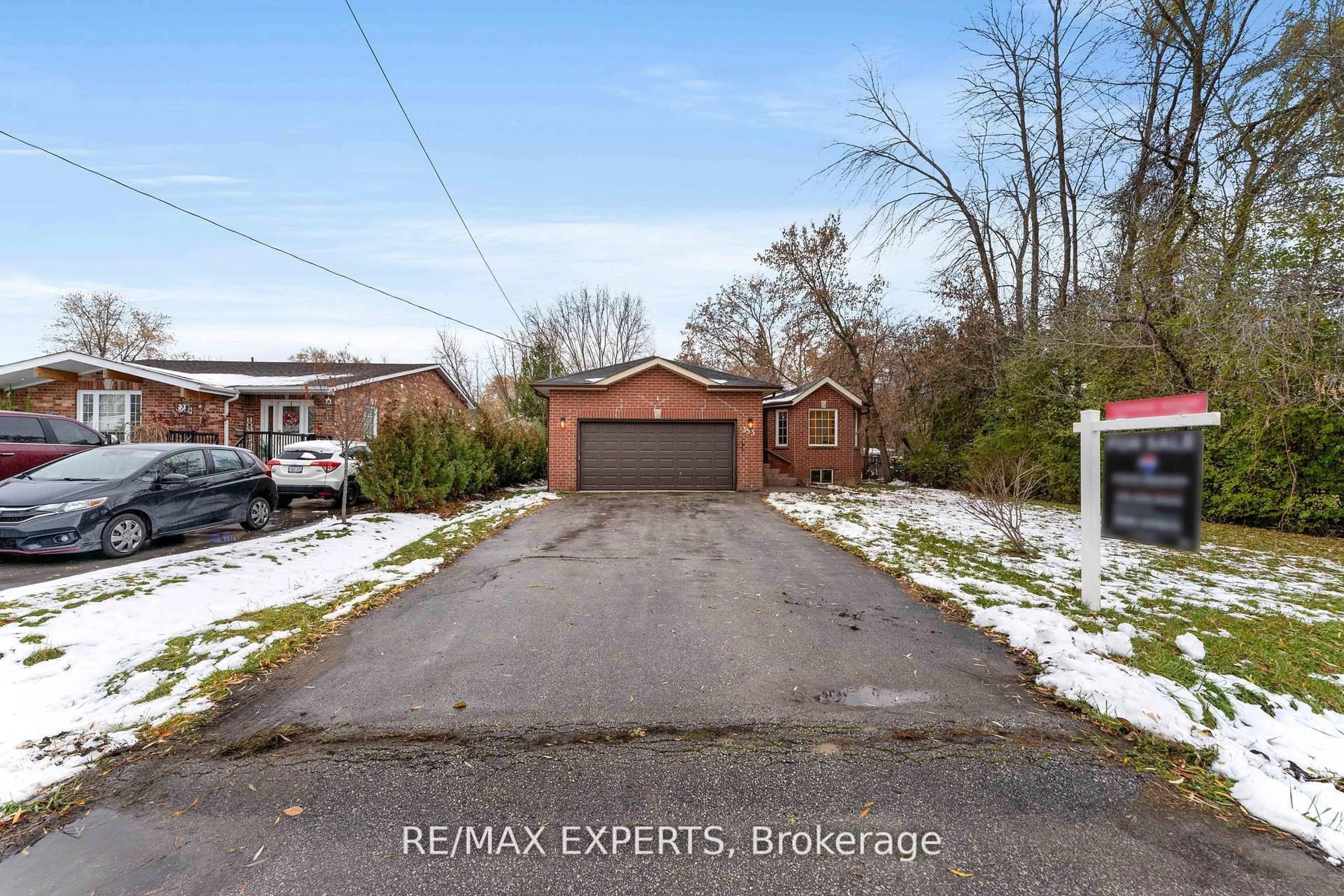 A pic from outside/outdoor area/front of a property/back of a property/a pic from drone, street for 353 Walter Dr, Georgina Ontario L4P 3A8