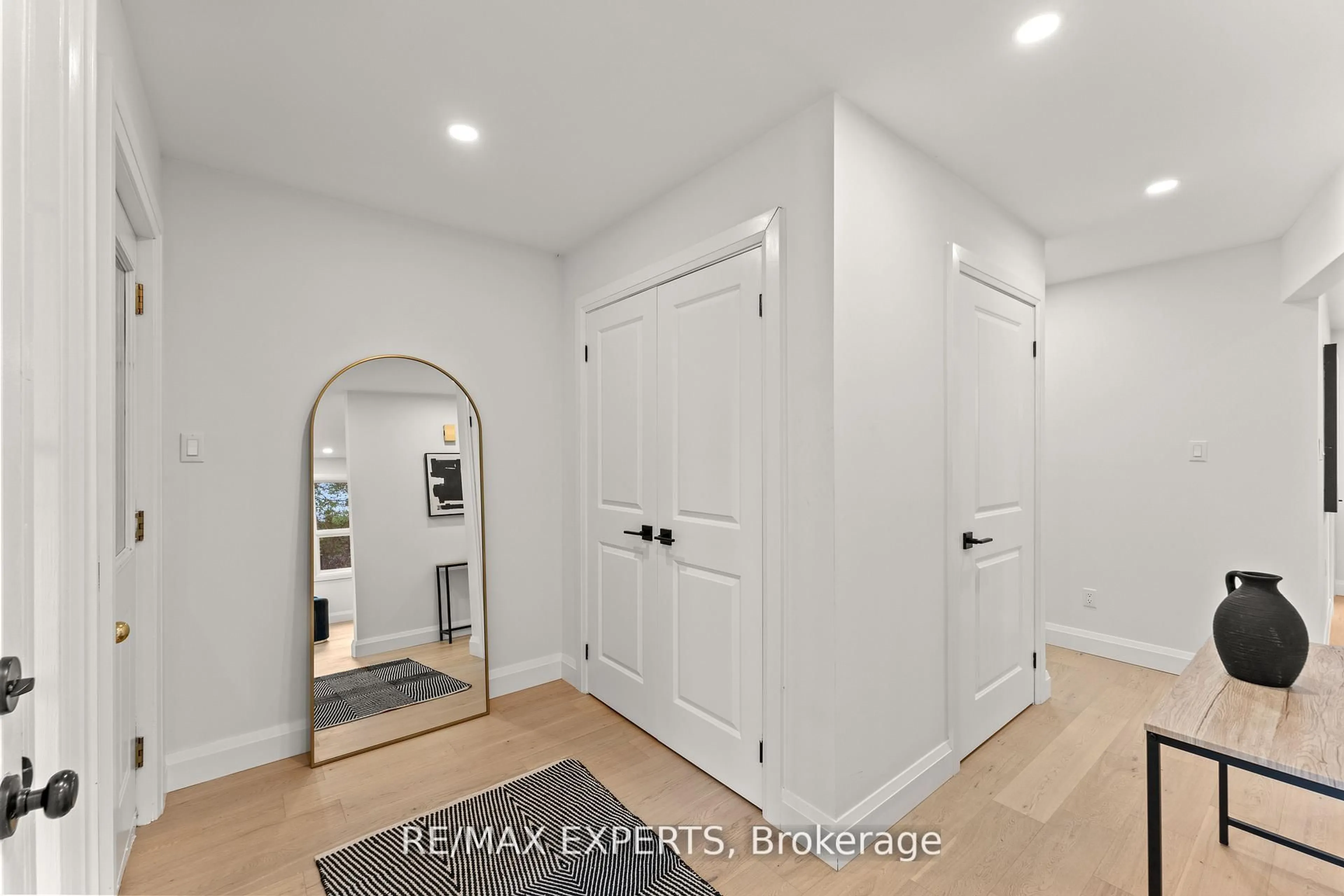 Indoor entryway for 353 Walter Dr, Georgina Ontario L4P 3A8