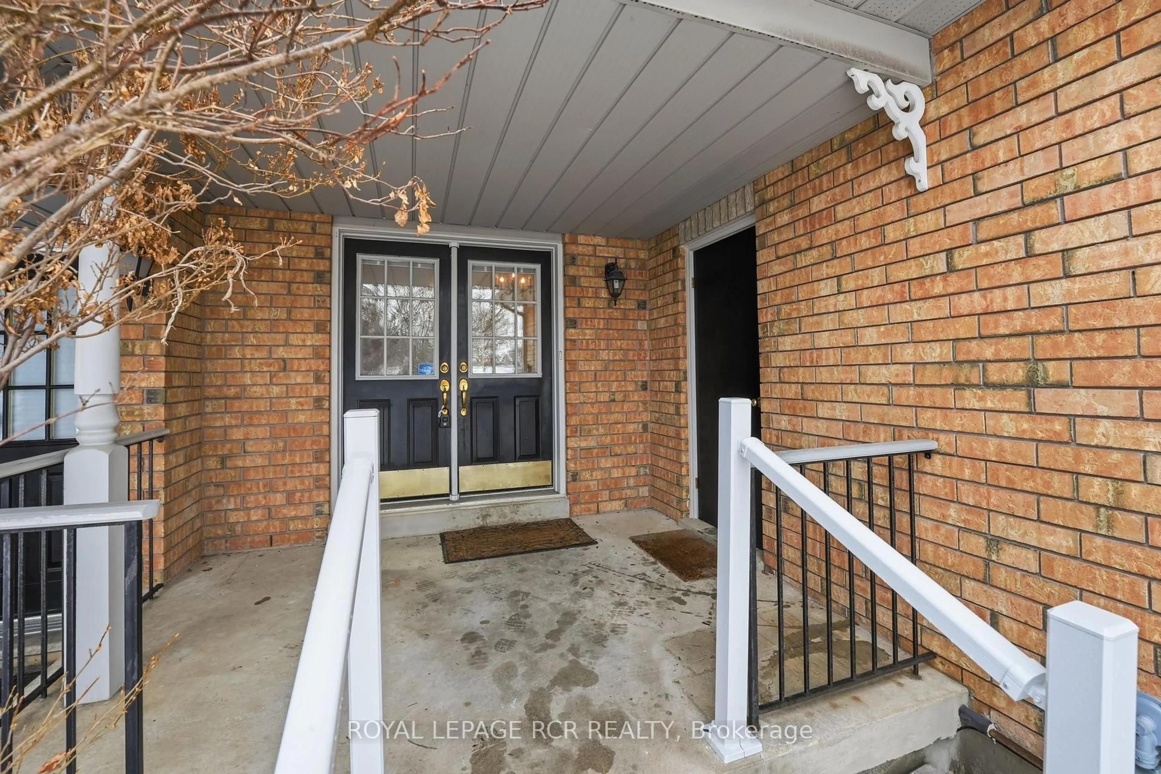 Indoor entryway for 122 Downey Circ, Aurora Ontario L4G 7G1