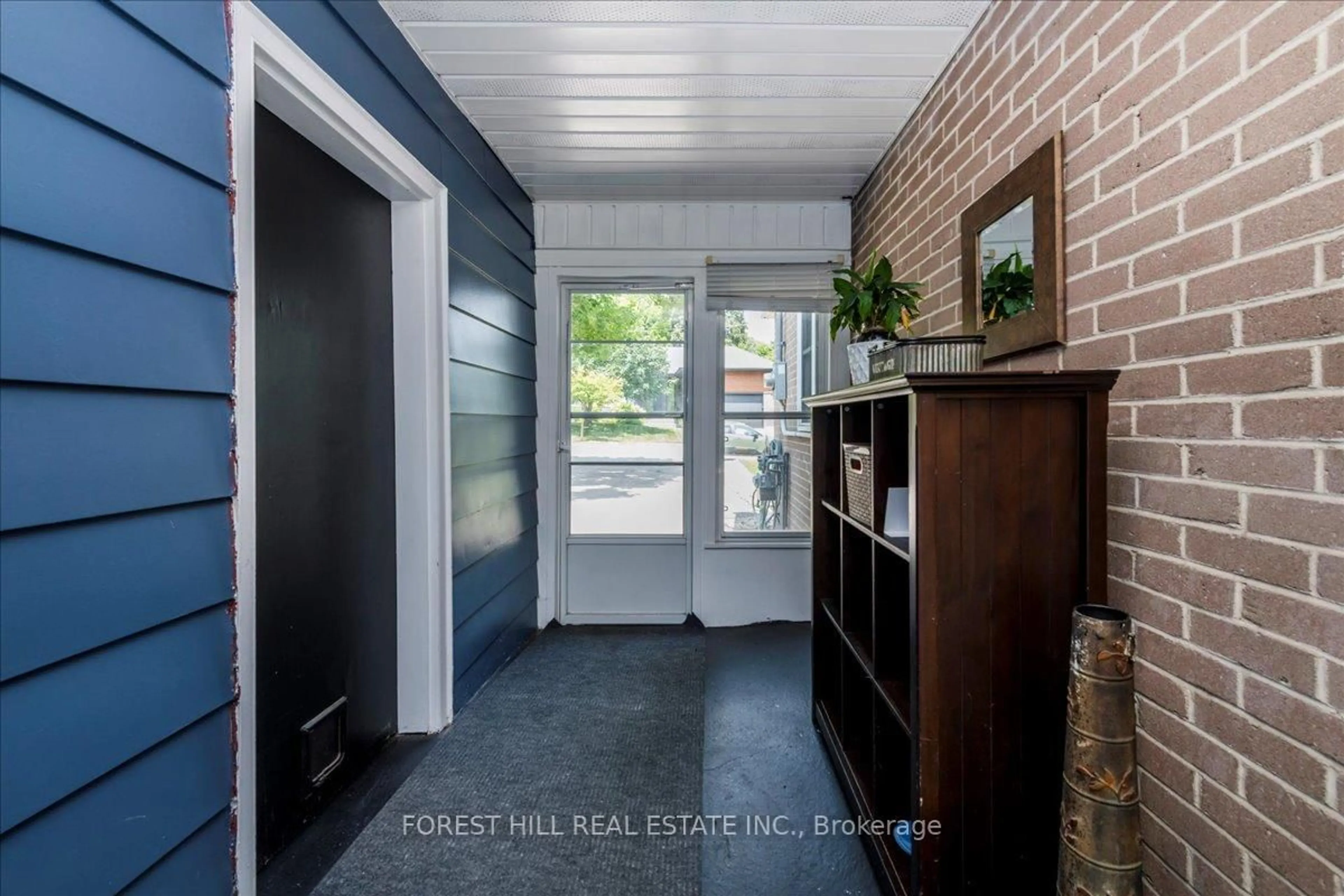 Indoor entryway for 164 Avenue Rd, Newmarket Ontario L3Y 1N4