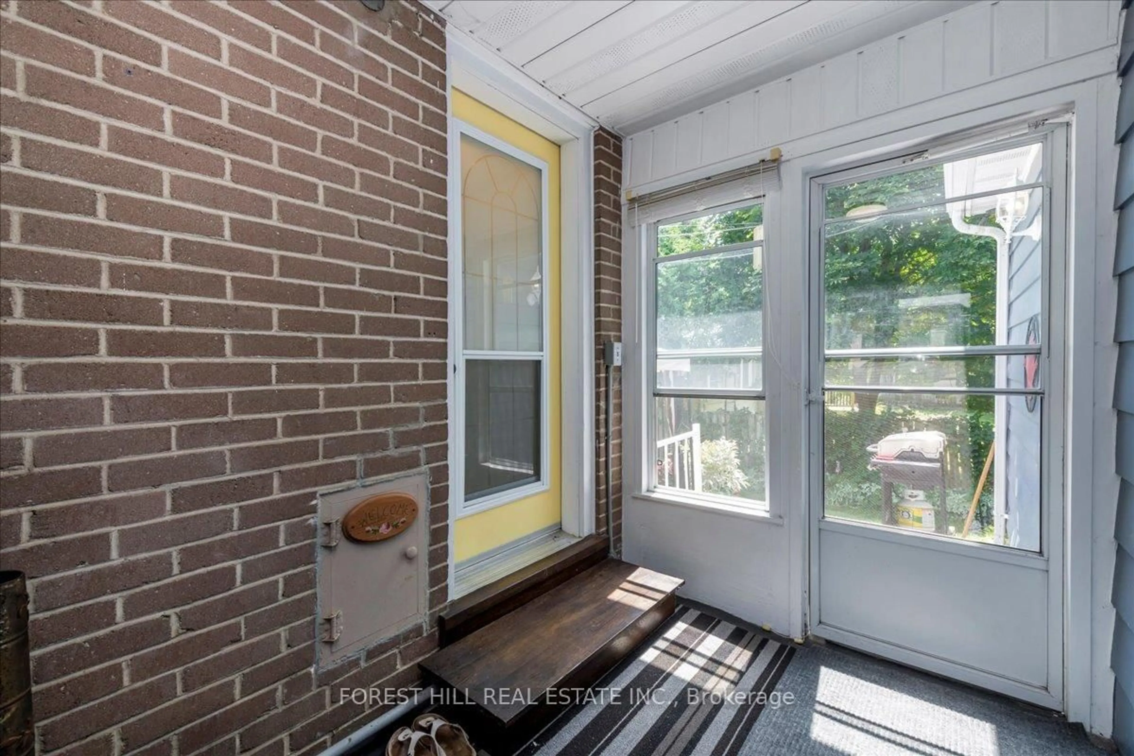 Indoor entryway for 164 Avenue Rd, Newmarket Ontario L3Y 1N4