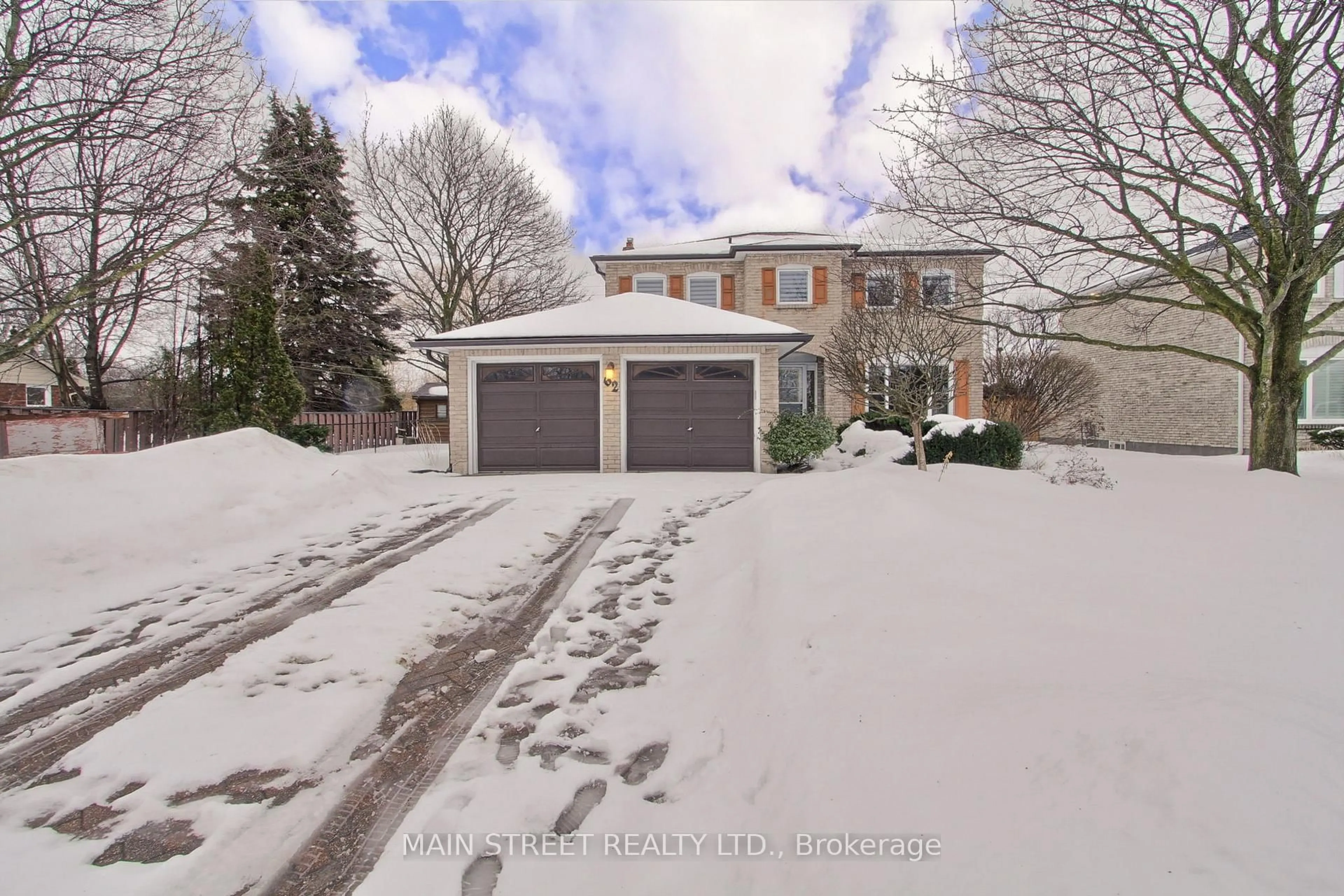 A pic from outside/outdoor area/front of a property/back of a property/a pic from drone, street for 62 Eastman Cres, Newmarket Ontario L3Y 5S1