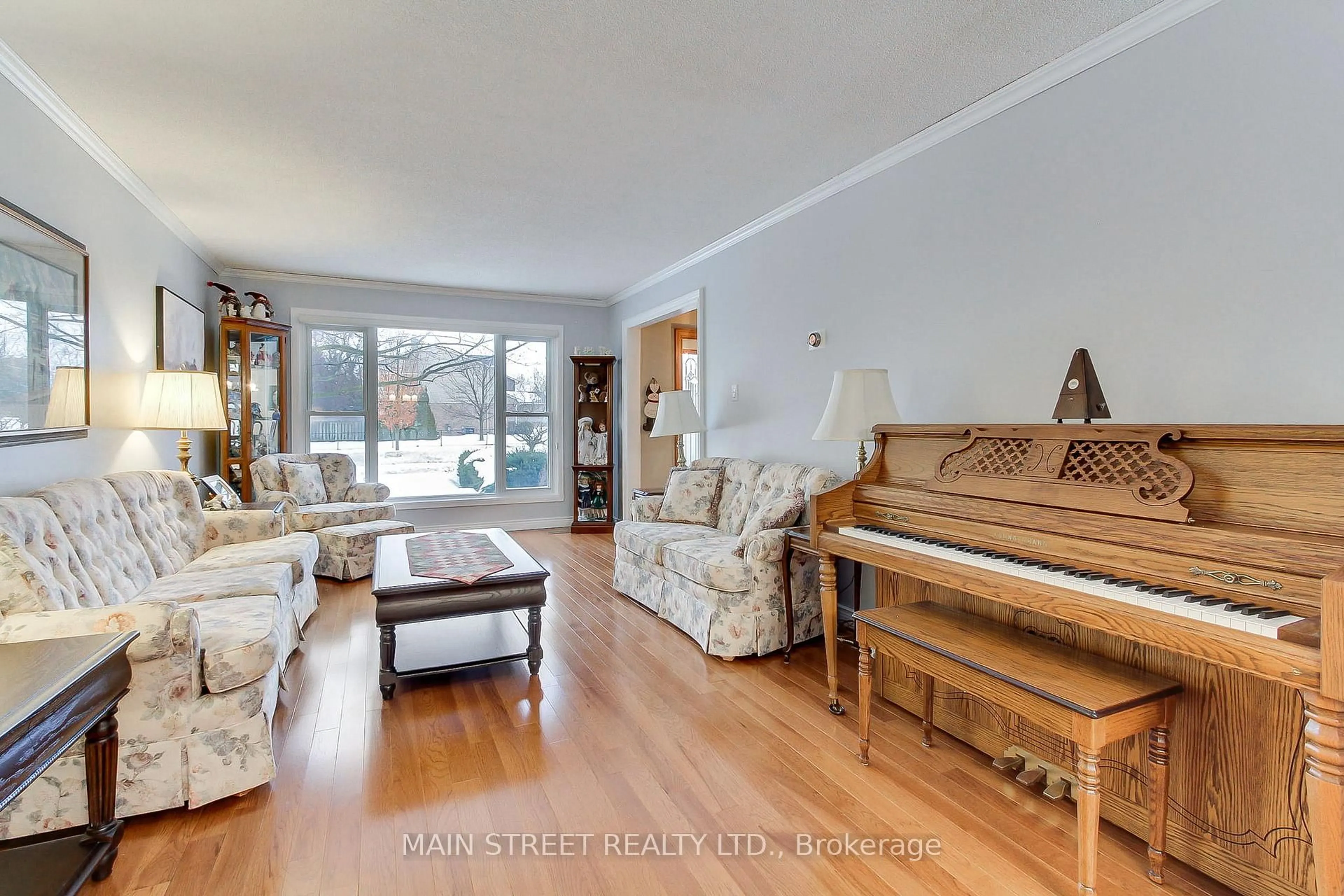 Living room with furniture, wood/laminate floor for 62 Eastman Cres, Newmarket Ontario L3Y 5S1