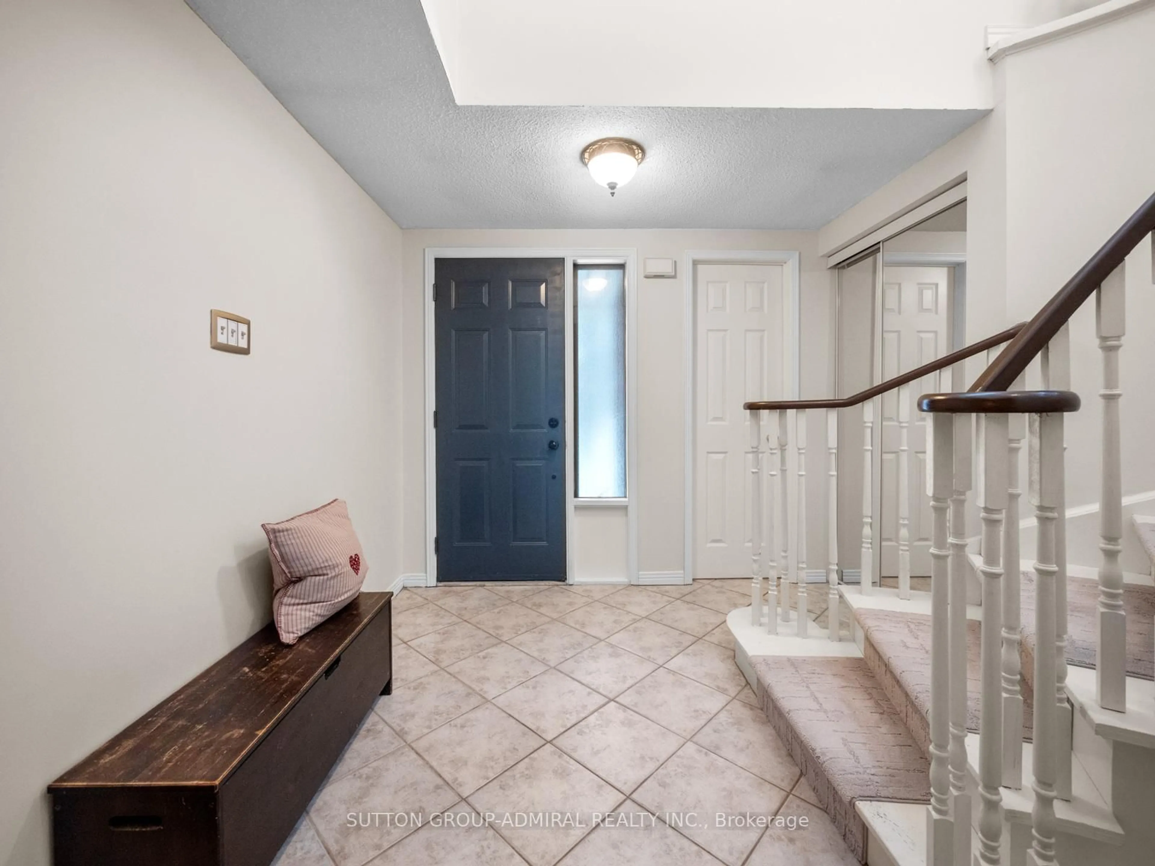 Indoor entryway for 103 Winding Lane, Vaughan Ontario L4J 5J1