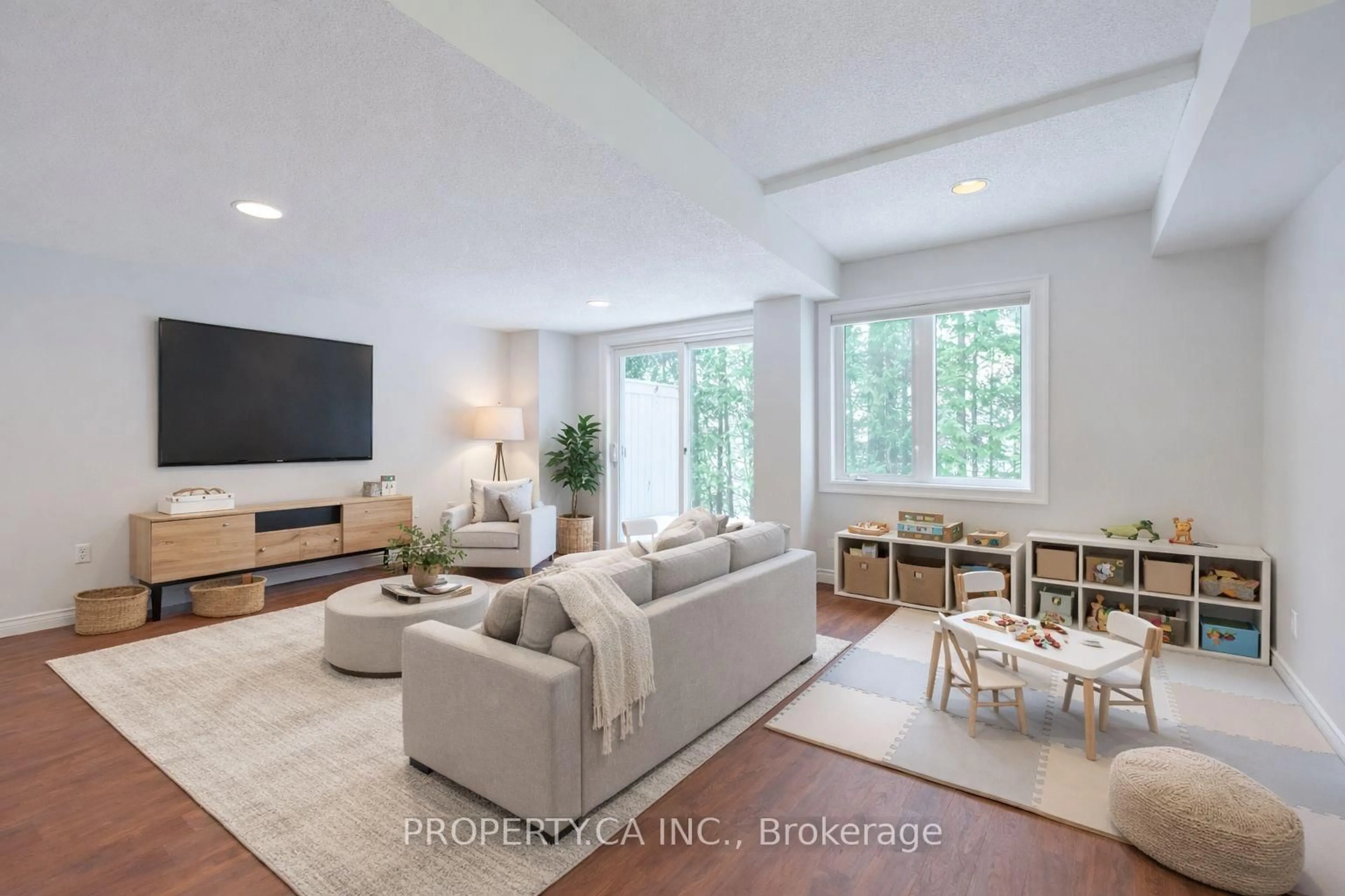 Living room with furniture, unknown for 1051 On Bogart Circ #46, Newmarket Ontario L3Y 8T4