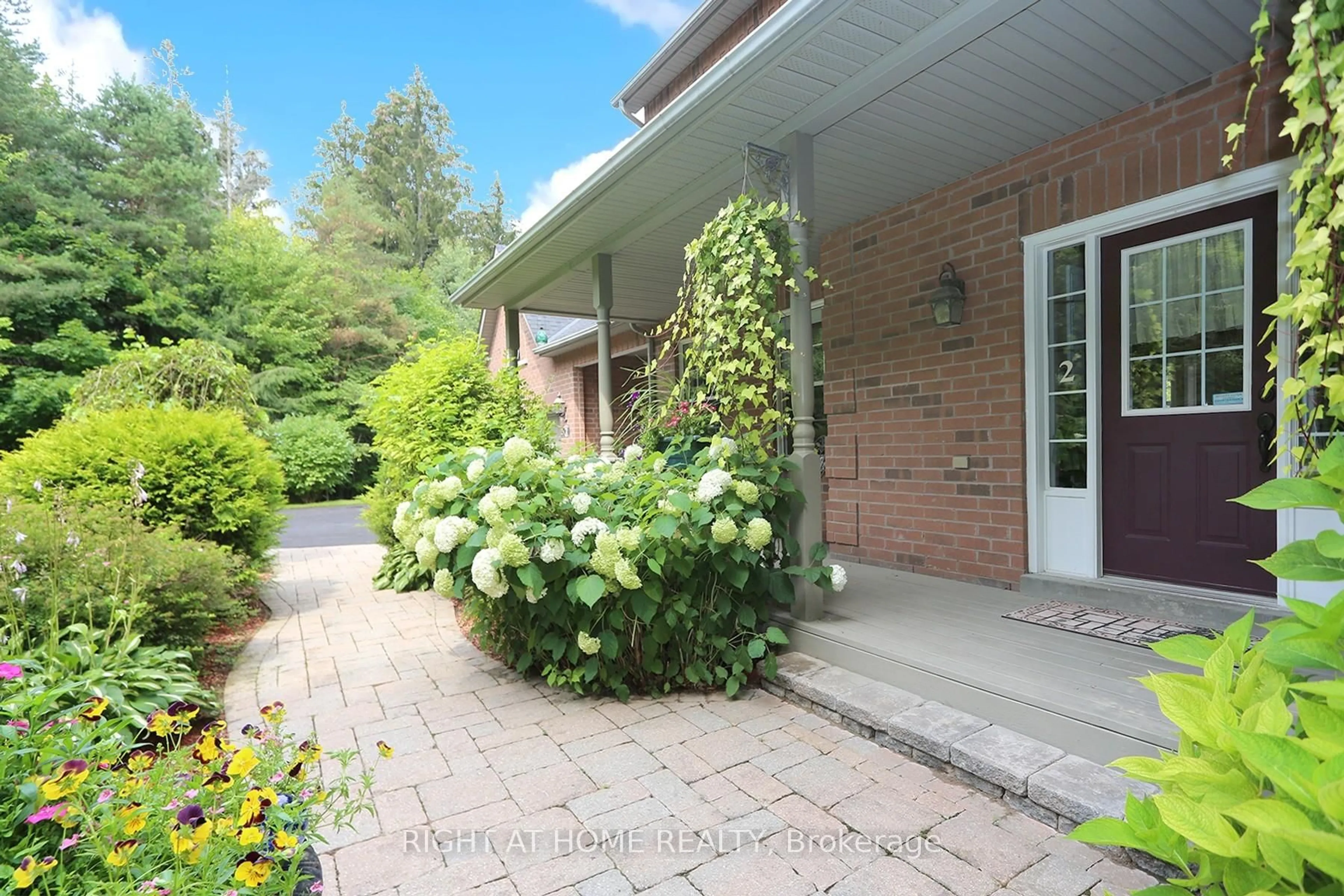 Patio, street for 2 Oakview Pl, Uxbridge Ontario L9P 0L1