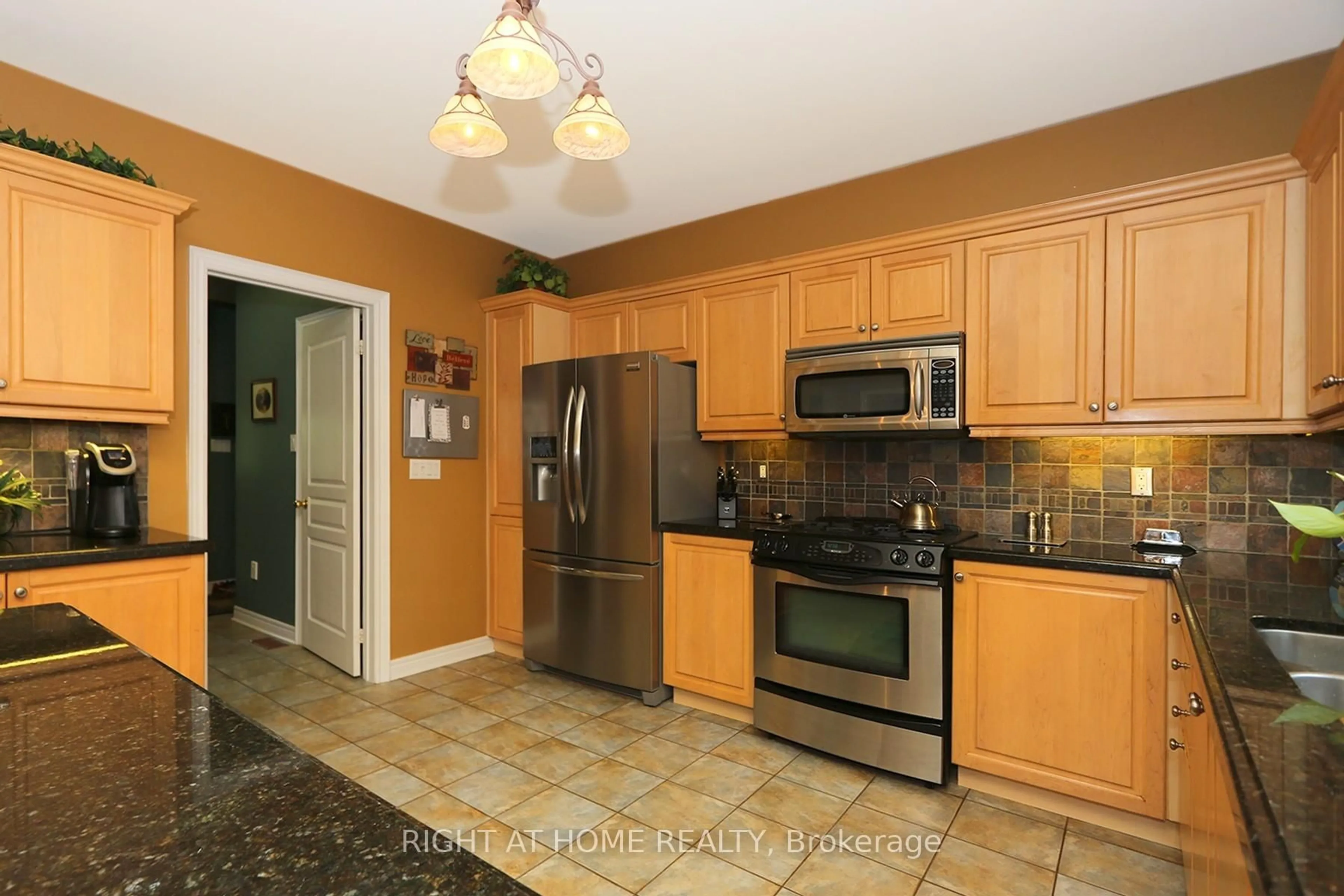 Standard kitchen, ceramic/tile floor for 2 Oakview Pl, Uxbridge Ontario L9P 0L1