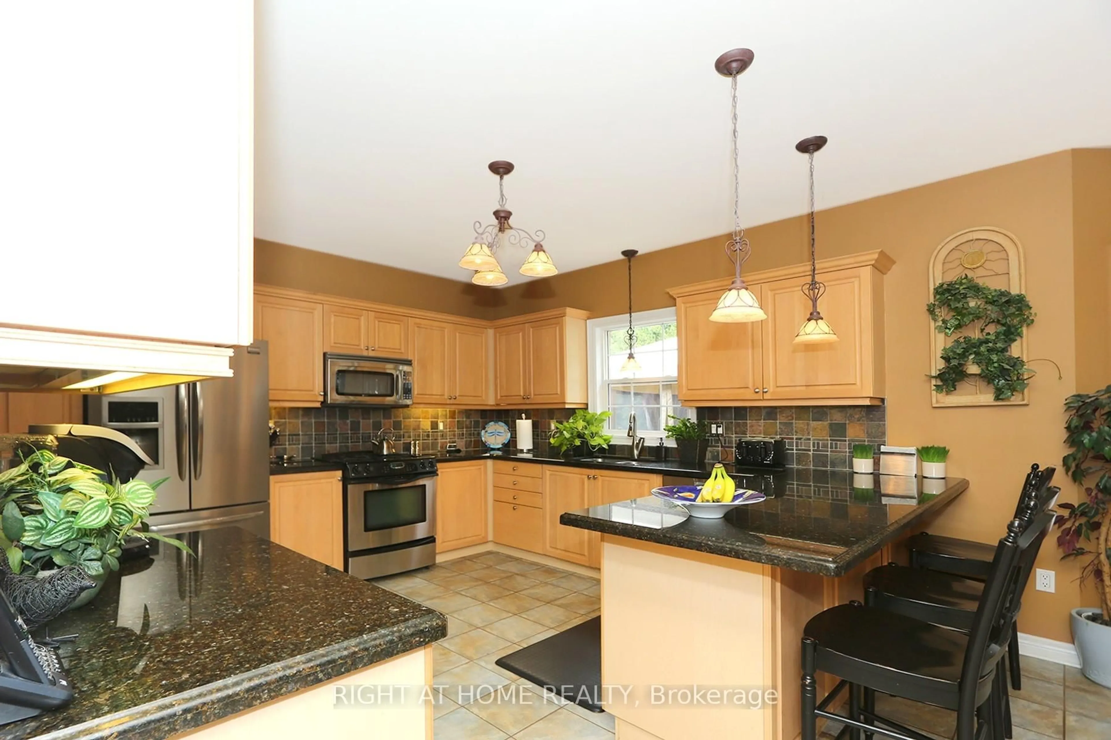 Open concept kitchen, ceramic/tile floor for 2 Oakview Pl, Uxbridge Ontario L9P 0L1