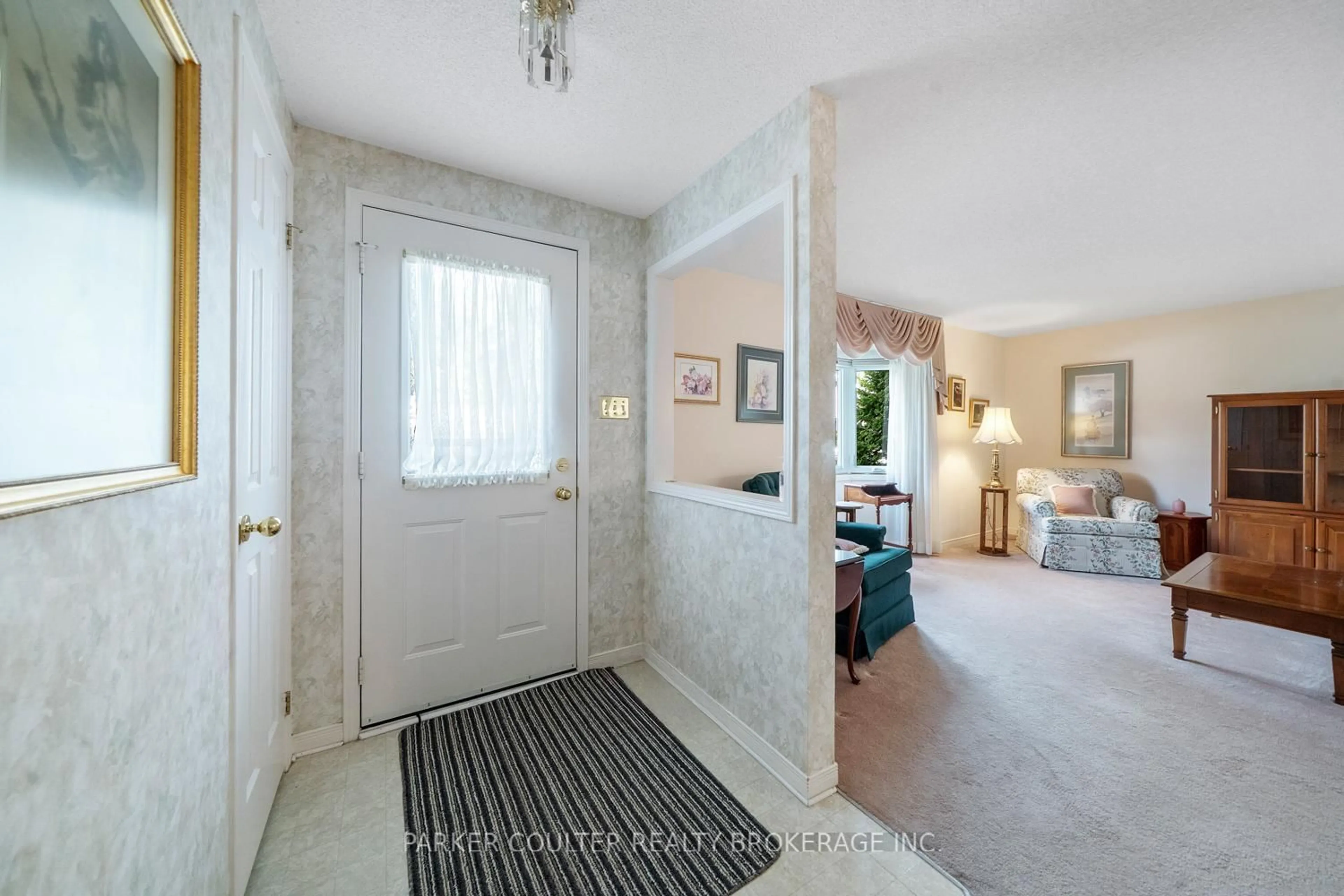 Indoor entryway for 7 Sunset Cove, Innisfil Ontario L9S 1M4