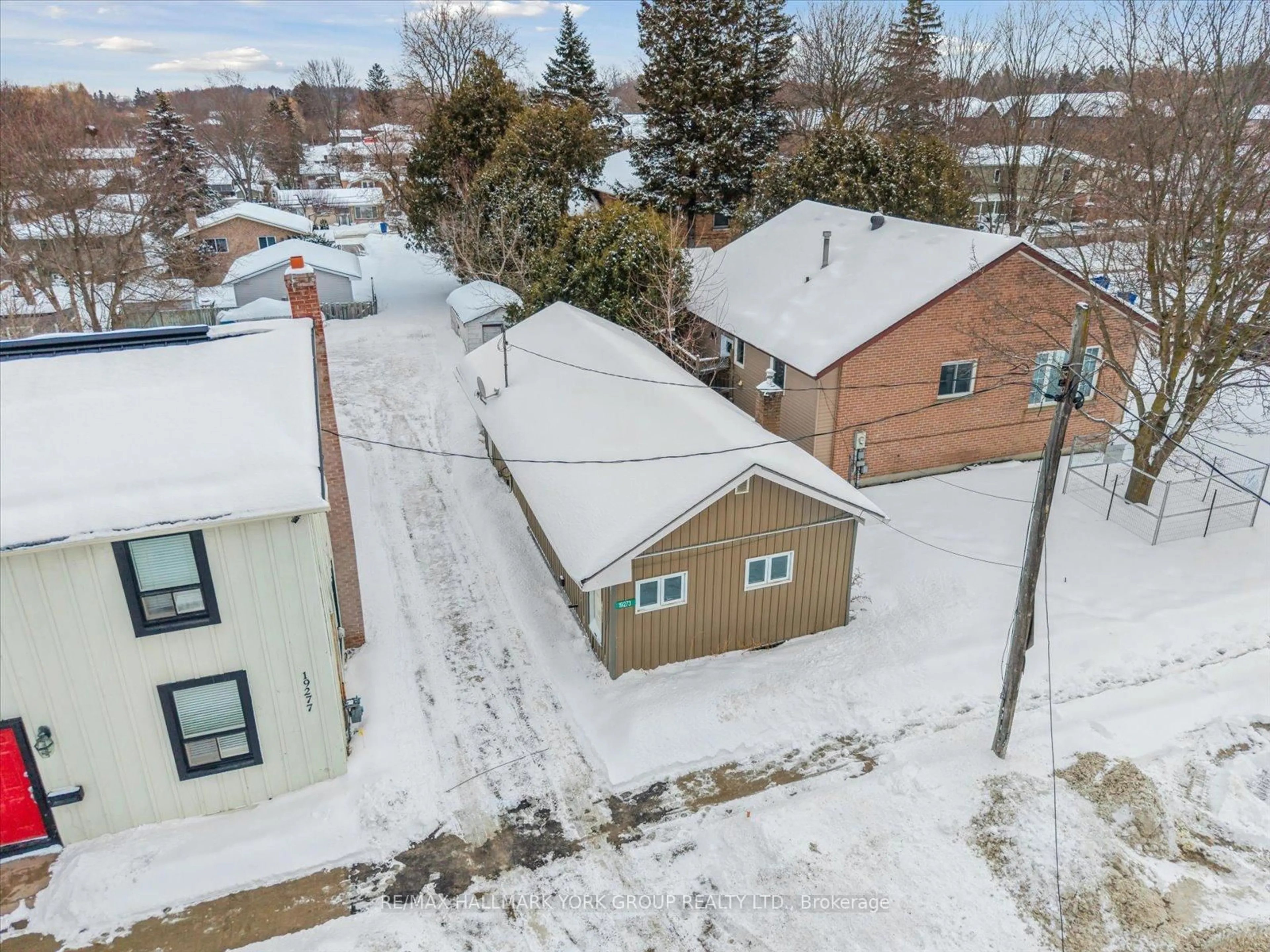 A pic from outside/outdoor area/front of a property/back of a property/a pic from drone, street for 19273 Yonge St, East Gwillimbury Ontario L9N 1L1