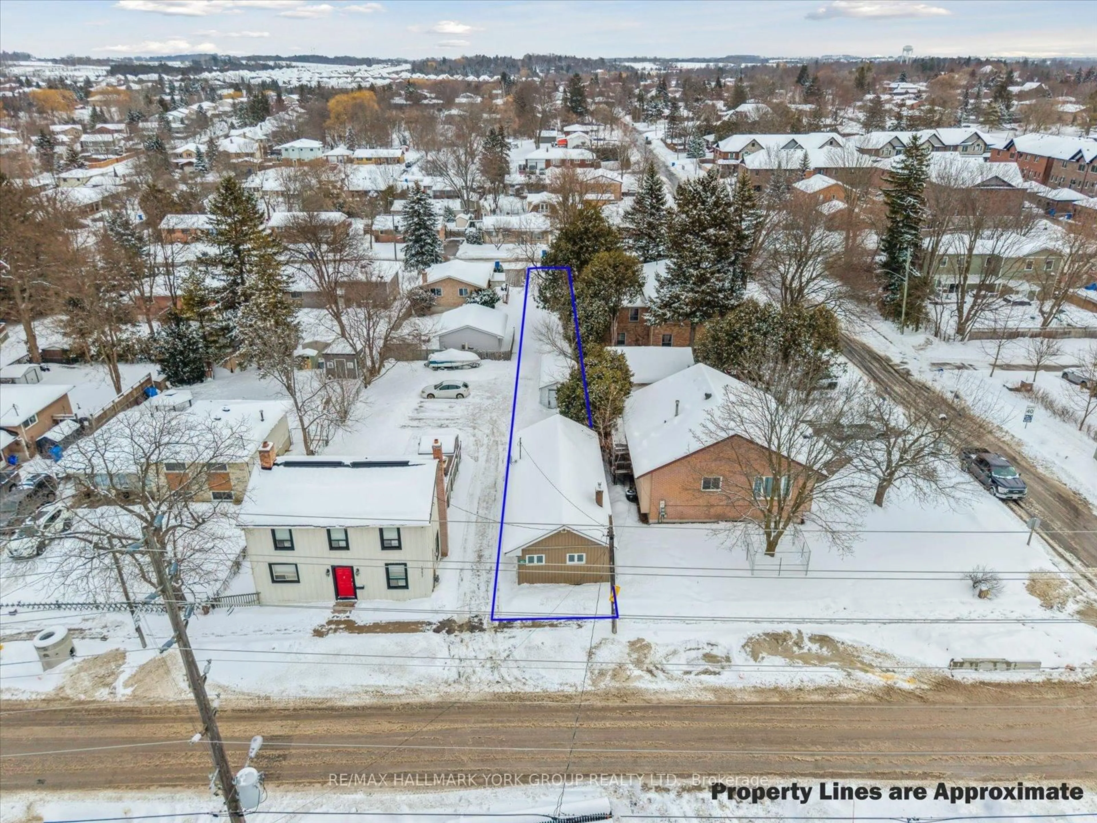 A pic from outside/outdoor area/front of a property/back of a property/a pic from drone, street for 19273 Yonge St, East Gwillimbury Ontario L9N 1L1