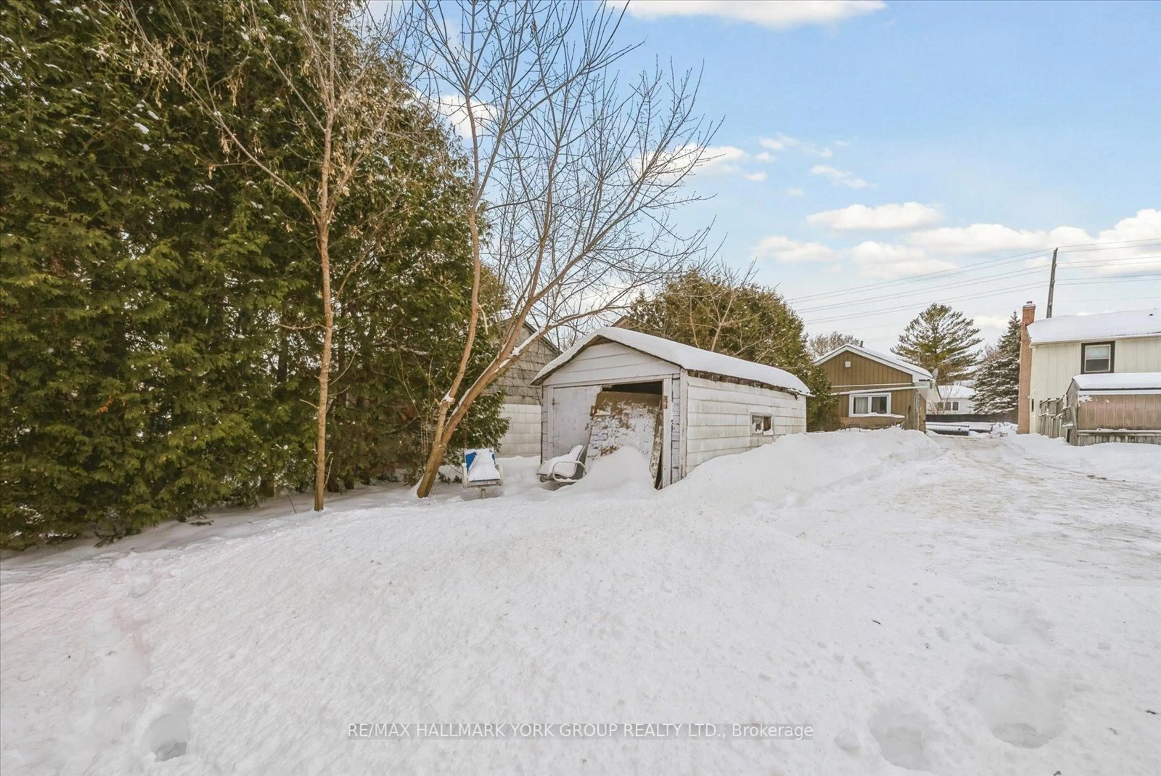 A pic from outside/outdoor area/front of a property/back of a property/a pic from drone, street for 19273 Yonge St, East Gwillimbury Ontario L9N 1L1